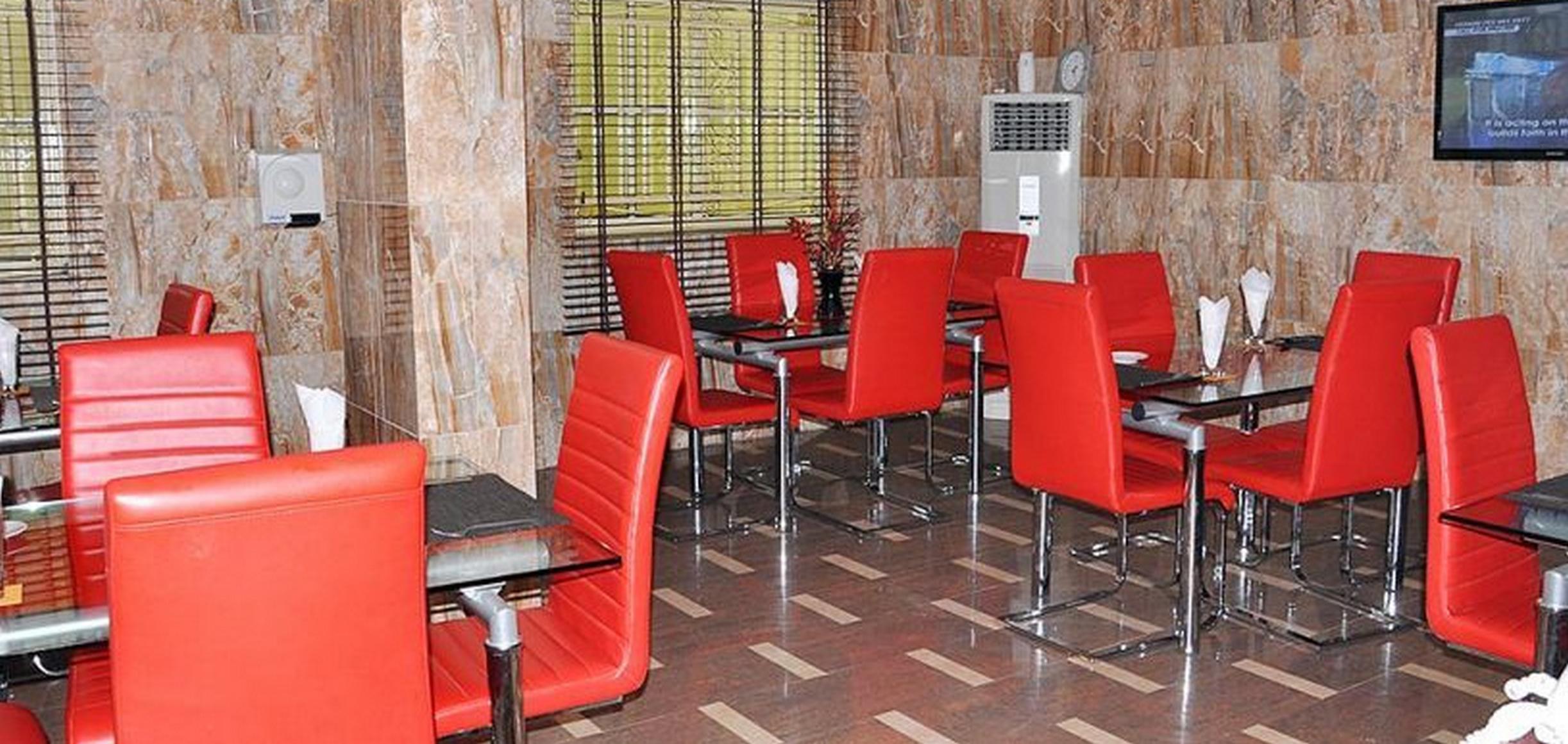 Restaurant Royalview Hotel and Suites