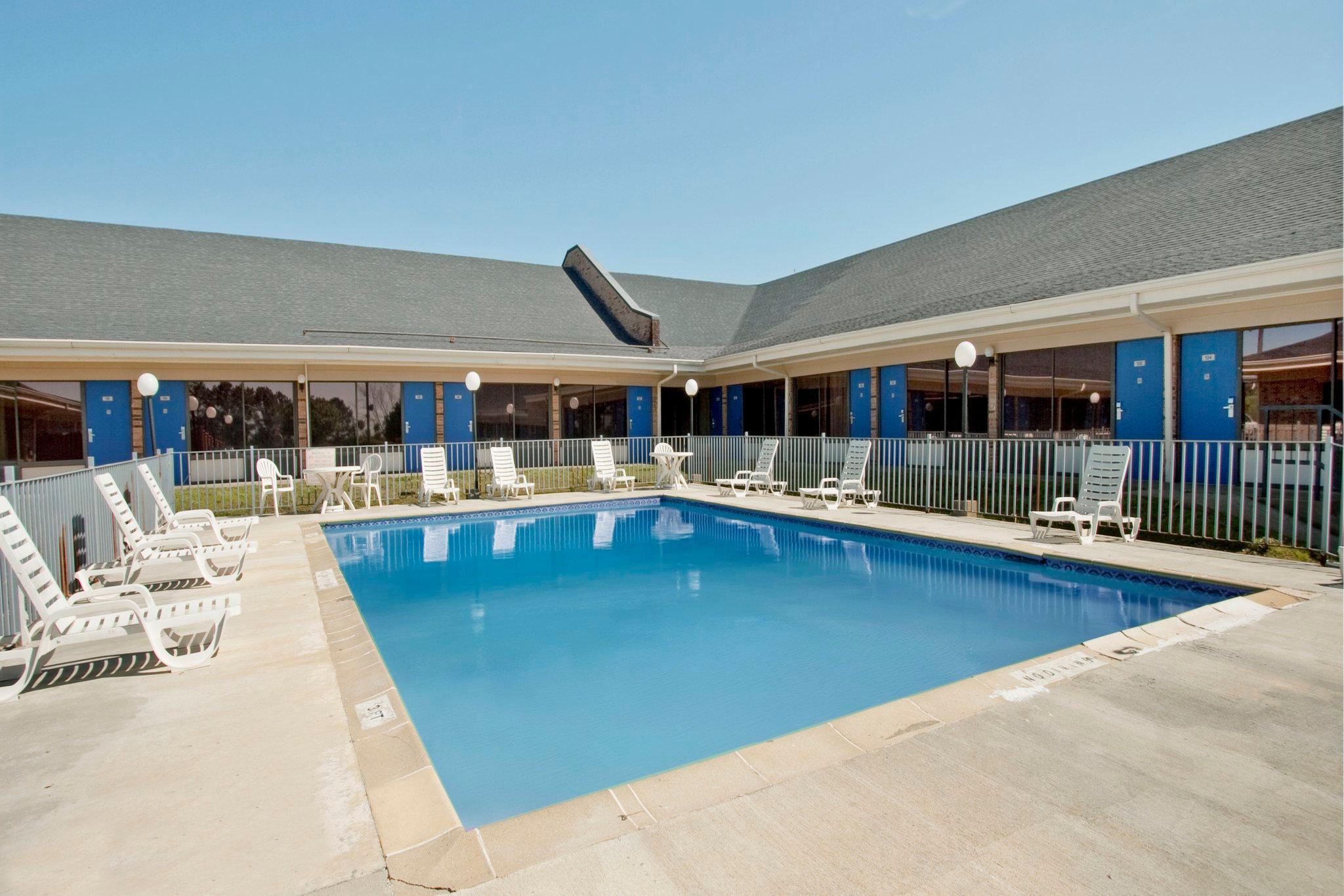 Vista Exterior Americas Best Value Inn Forest