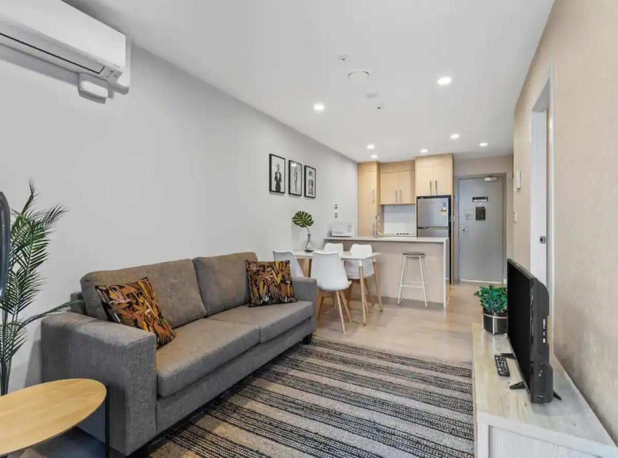 Varios Stunning 2BR w/ Views Near Sky Tower- Zodiak Stays