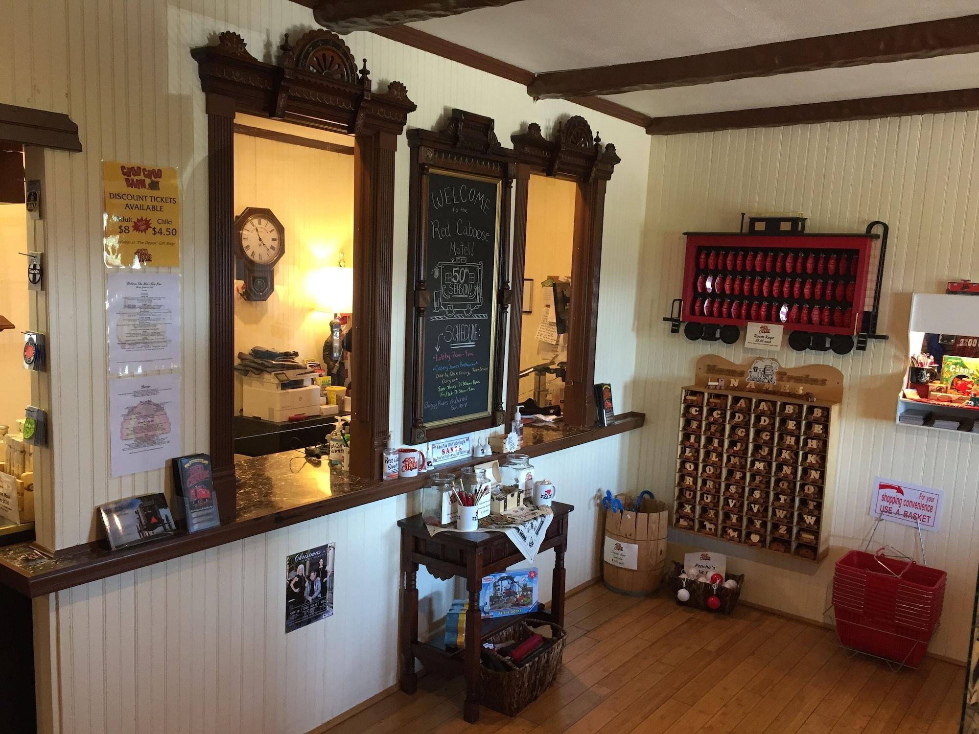 Vista Lobby Red Caboose Motel