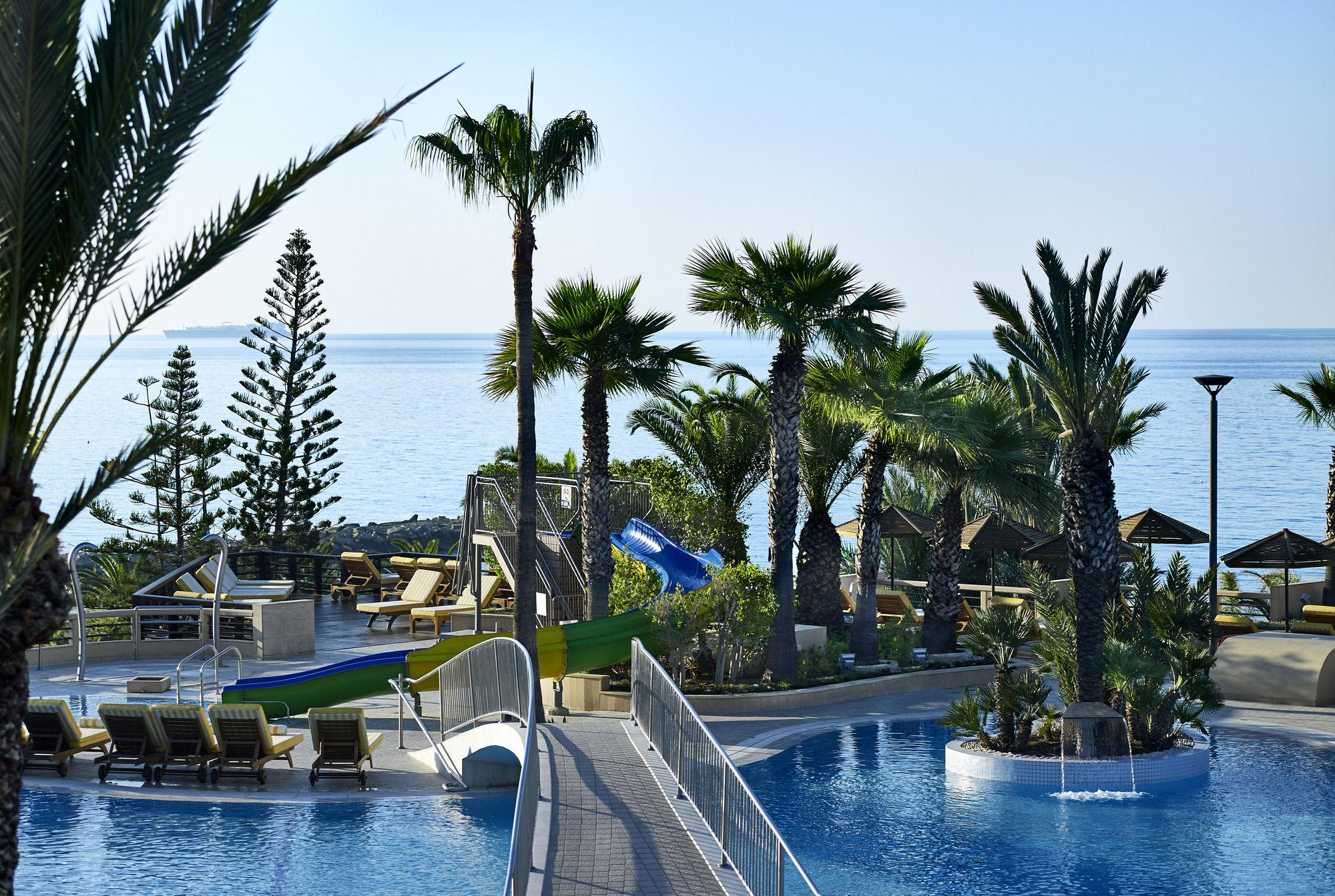 Seasons limassol. Four Seasons Кипр Лимассол. Four Seasons Limassol 5 Кипр Лимассол. Кипр 4 Seasons отель. Four Seasons Limassol пляж.