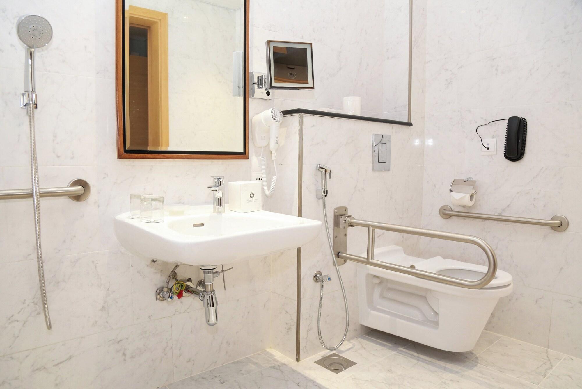 Equipamiento de Habitación Ayla Ibri Hotel and Mall