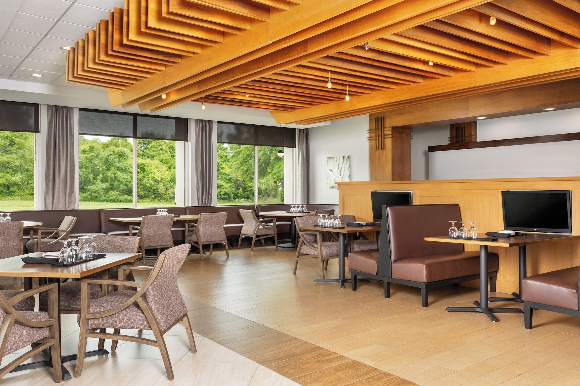 Restaurant DoubleTree by Hilton Greensboro Airport