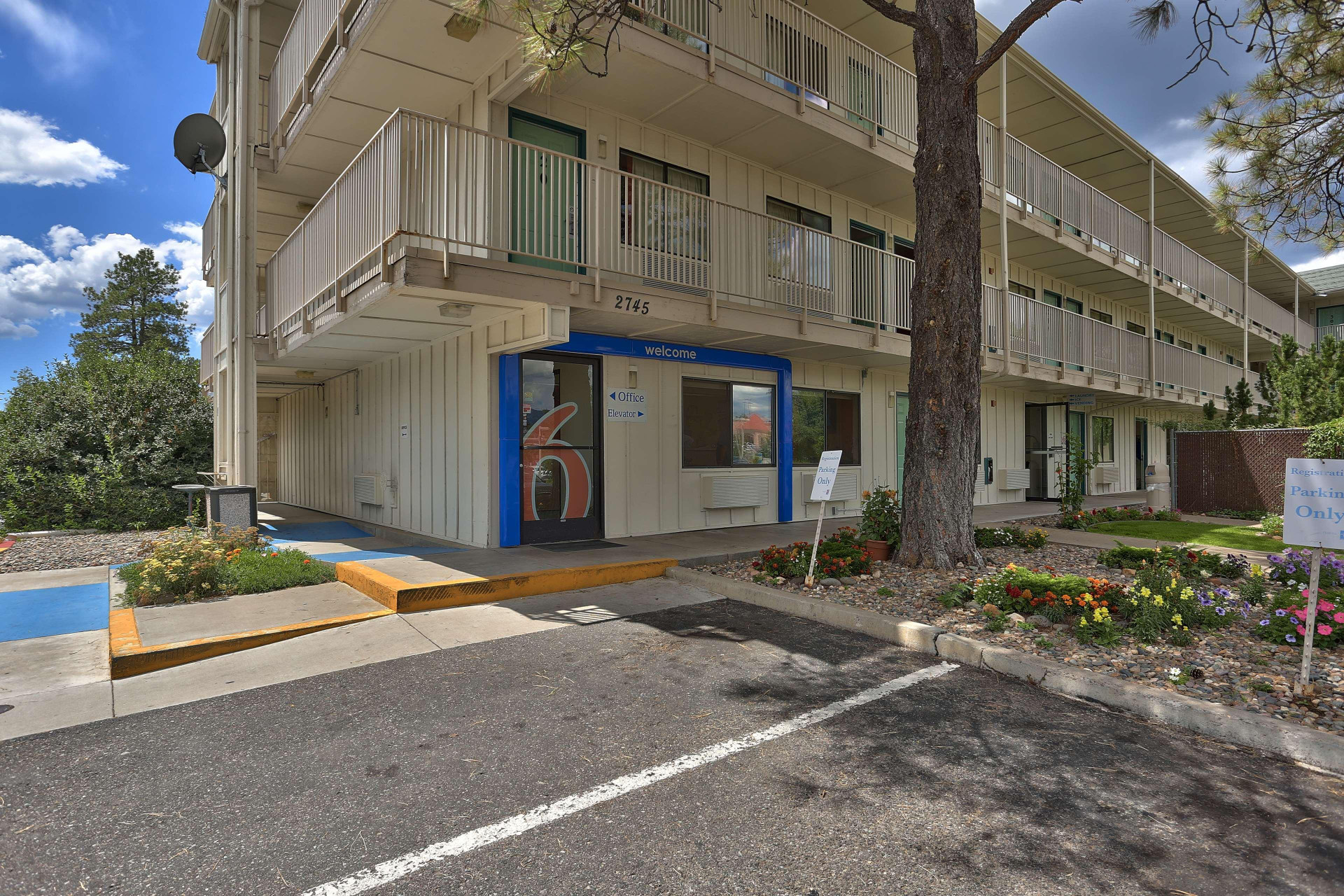 Vista Exterior Motel 6 Flagstaff, AZ - West - Woodland Village