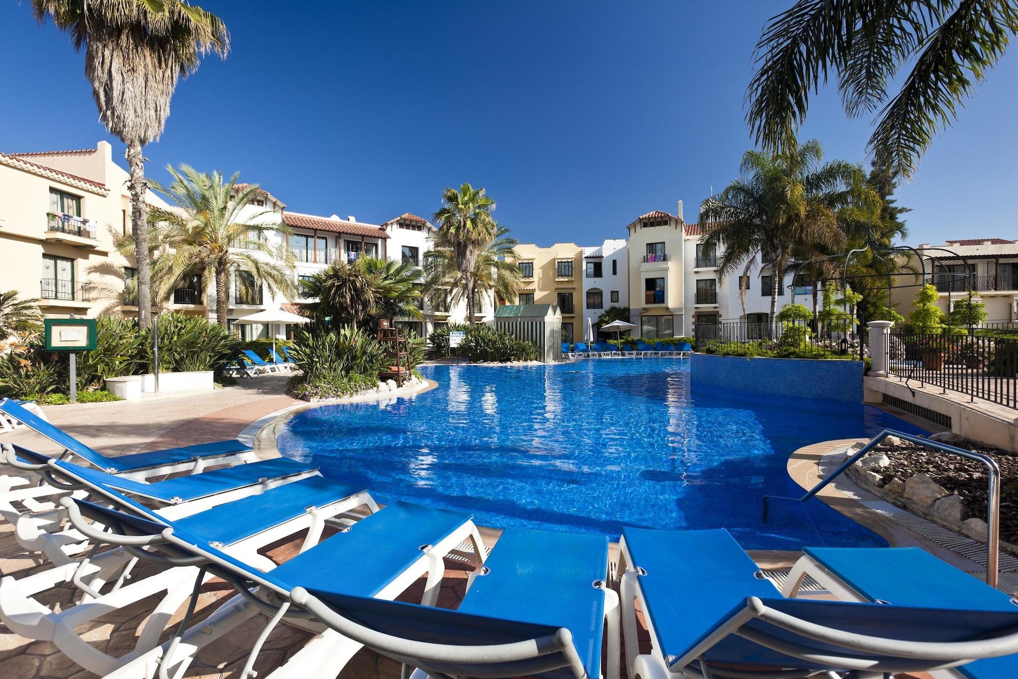 Vista Piscina Hotel PortAventura - Includes unlimited access to PortAventura Park & 1 access to Ferrari Land