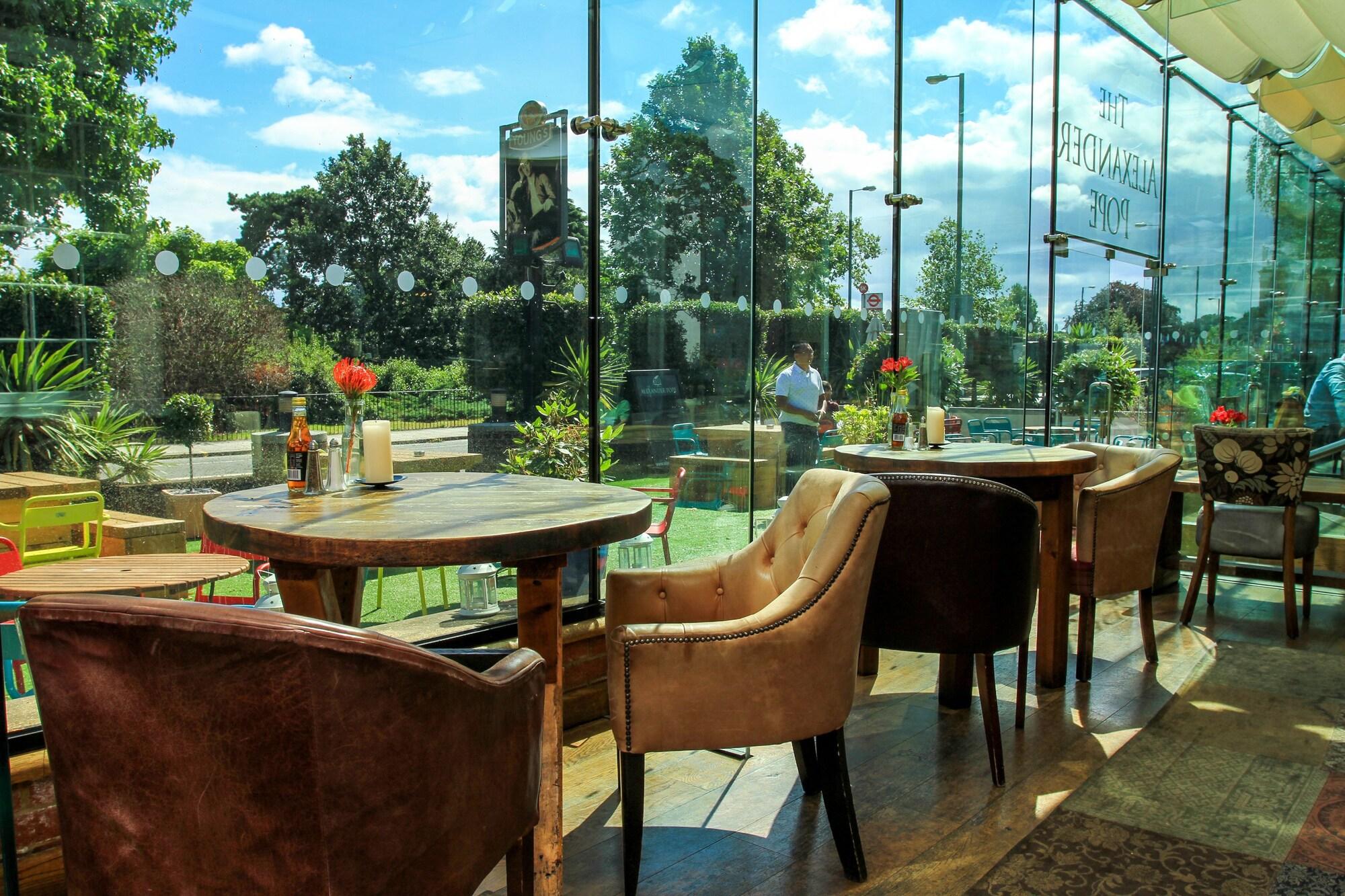 Bar/Salón Alexander Pope