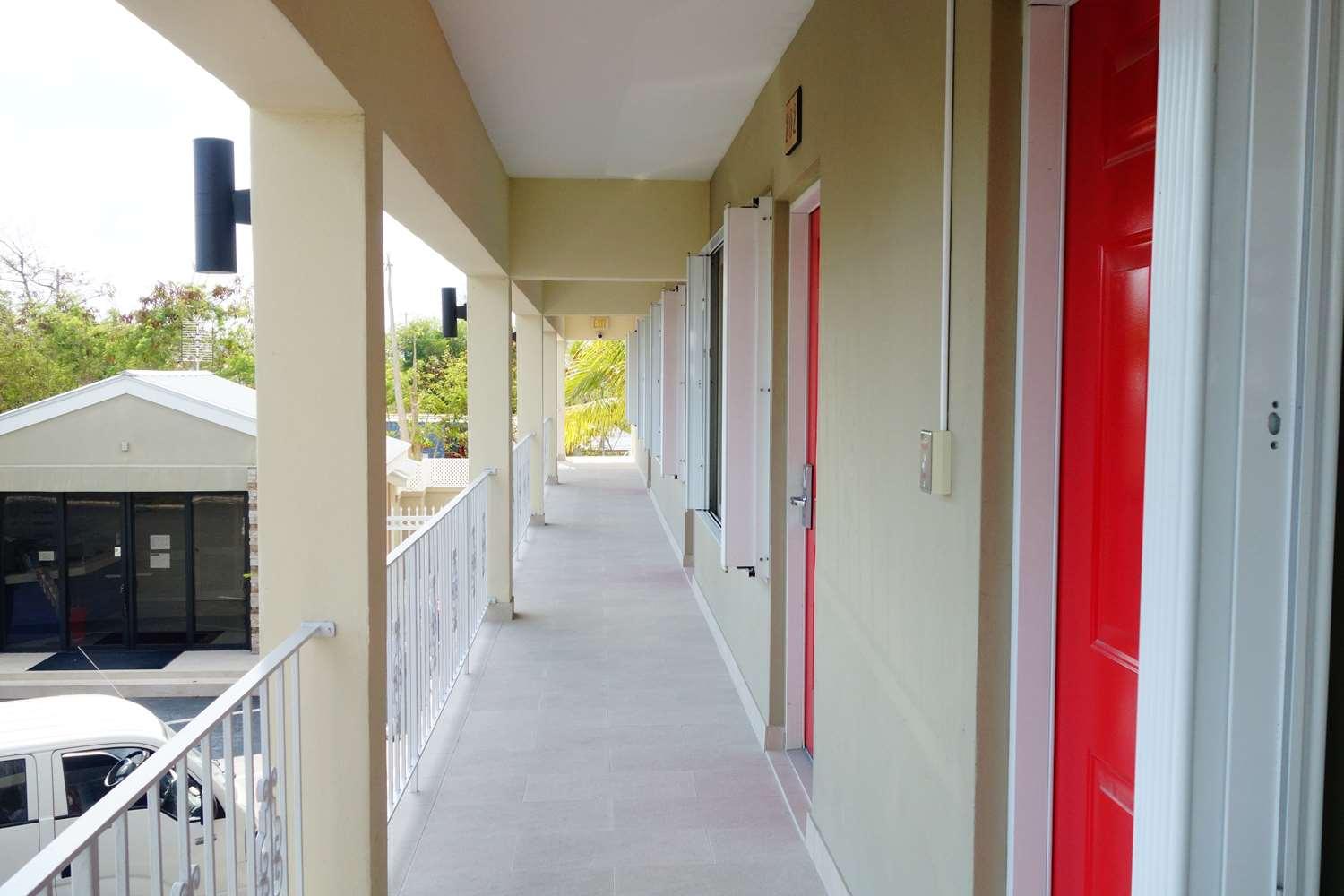 Vista Exterior The Lodgings Hotel SureStay Collection by Best Western