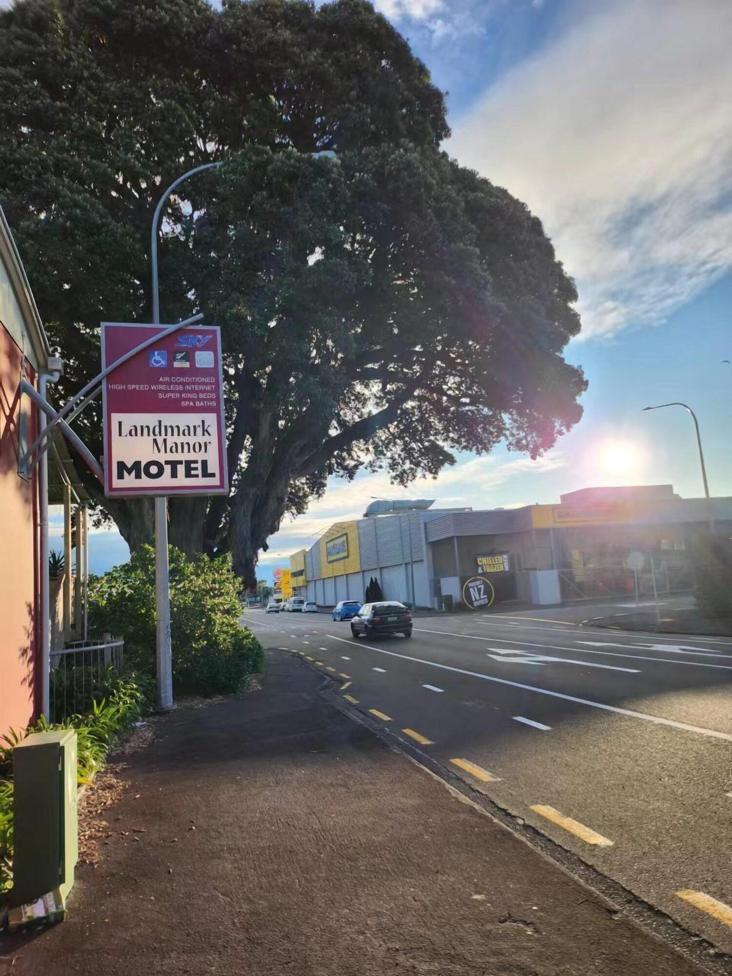 Vista Exterior Landmark Manor Motel