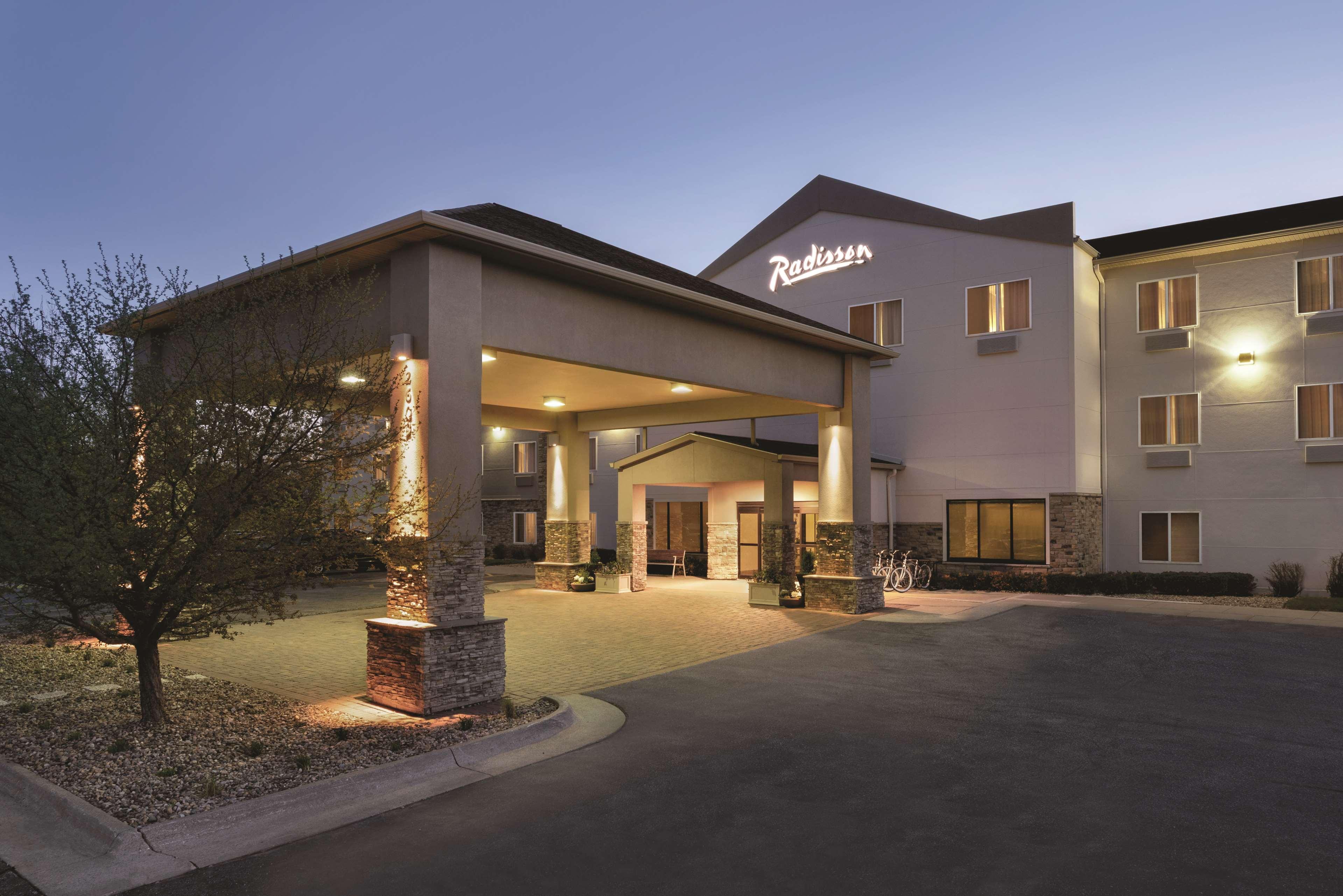 Vista Exterior Radisson Hotel Ames Conference Center at ISU