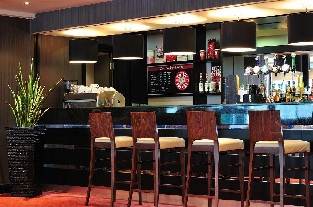 Bar/Salón Doubletree by Hilton Hotel Woking