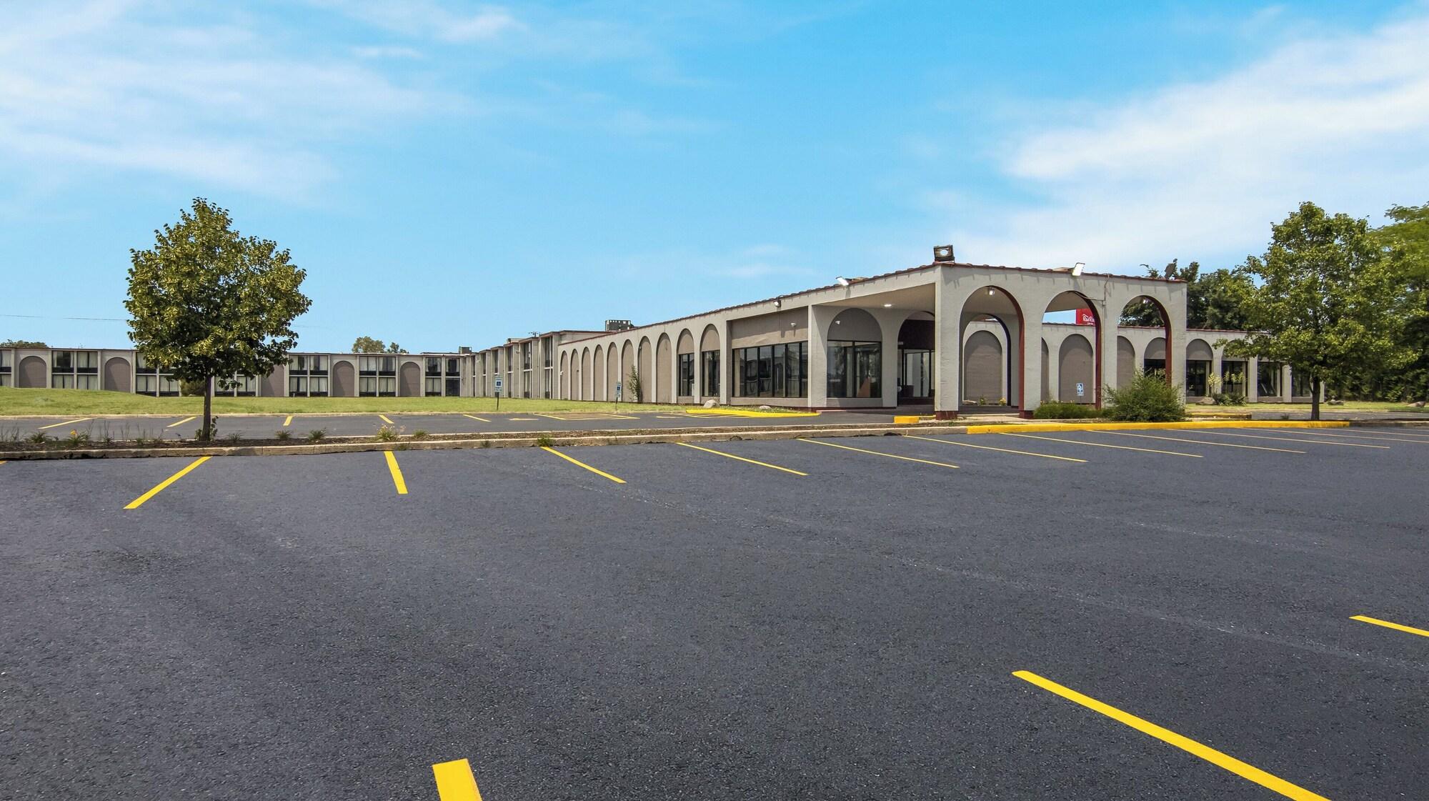 Varios HomeTowne Studios by Red Roof & Conference Center Chicago – N Aurora/ Naperville