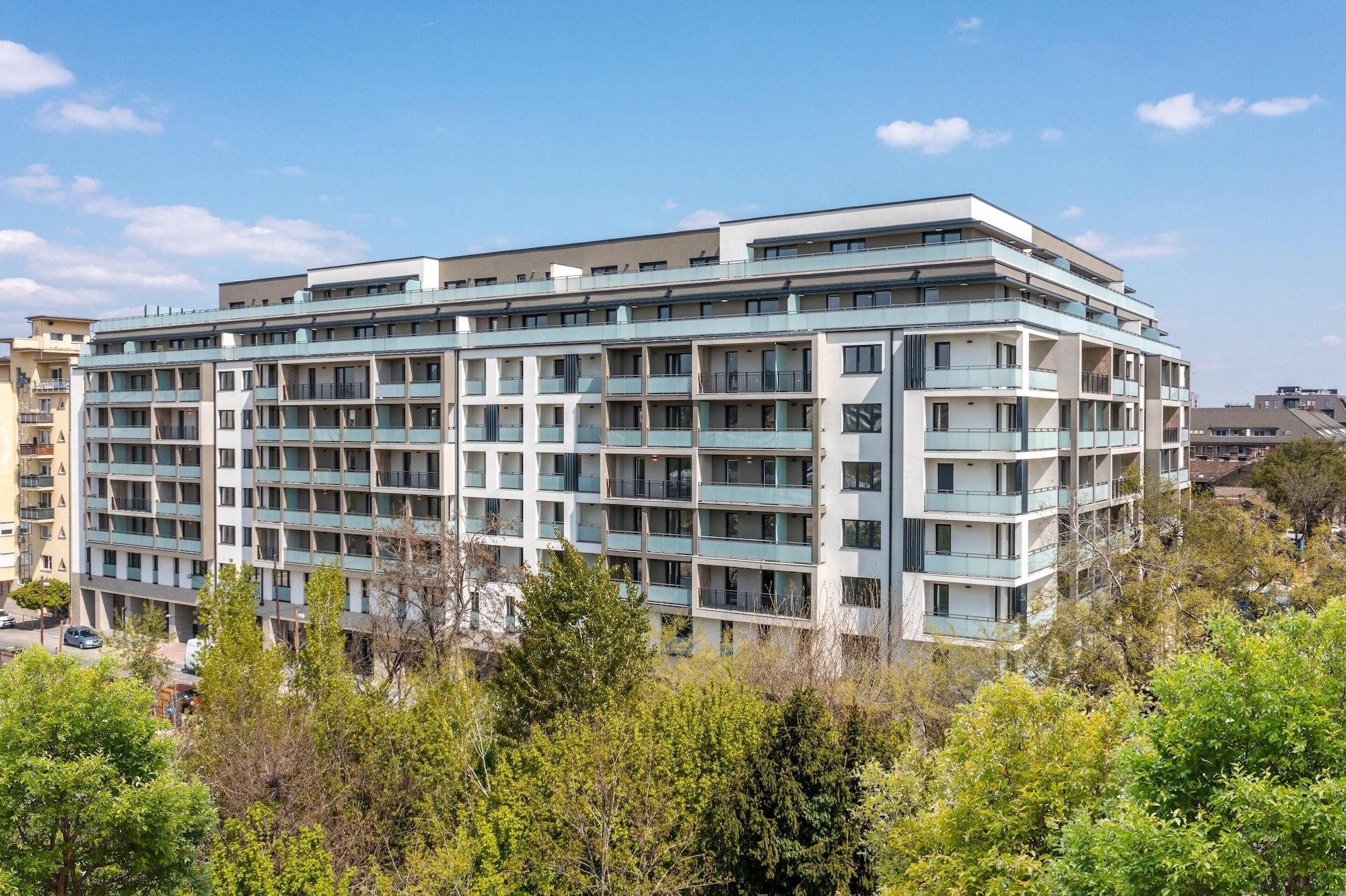 Vista Exterior WestSide Apartments by FirstHost