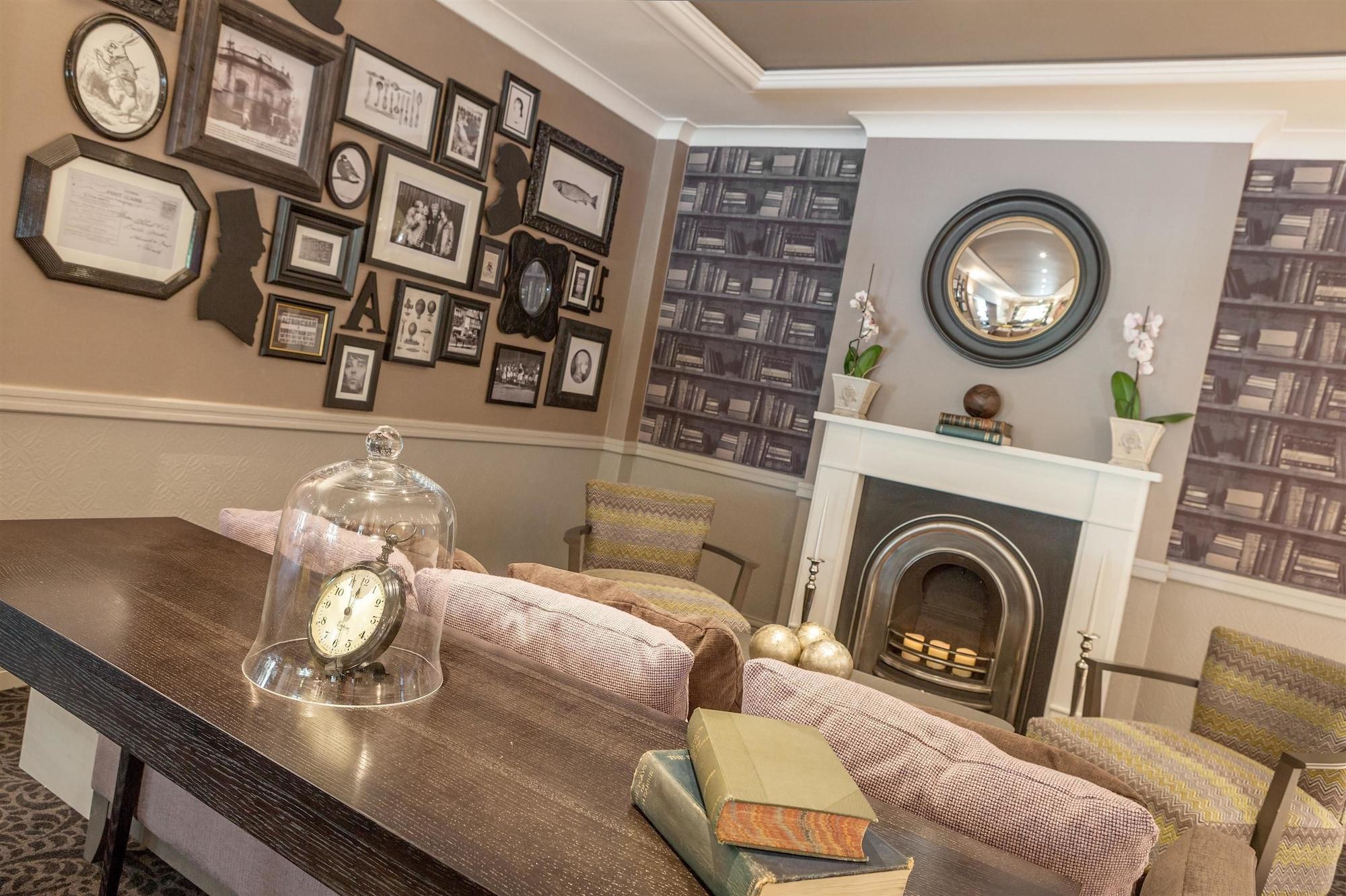 Vista Lobby Cresta Court Hotel