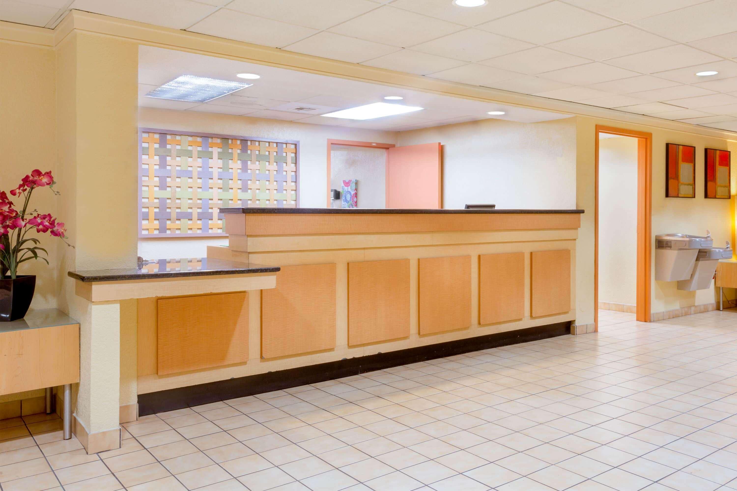 Vista Lobby CLT Airport Inn & Suites