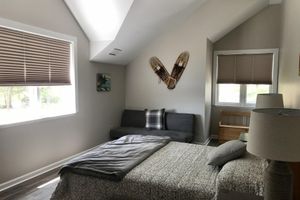 Alquiler Vacacional - Lakefront house in the town of Bolton right on the water with private dock space