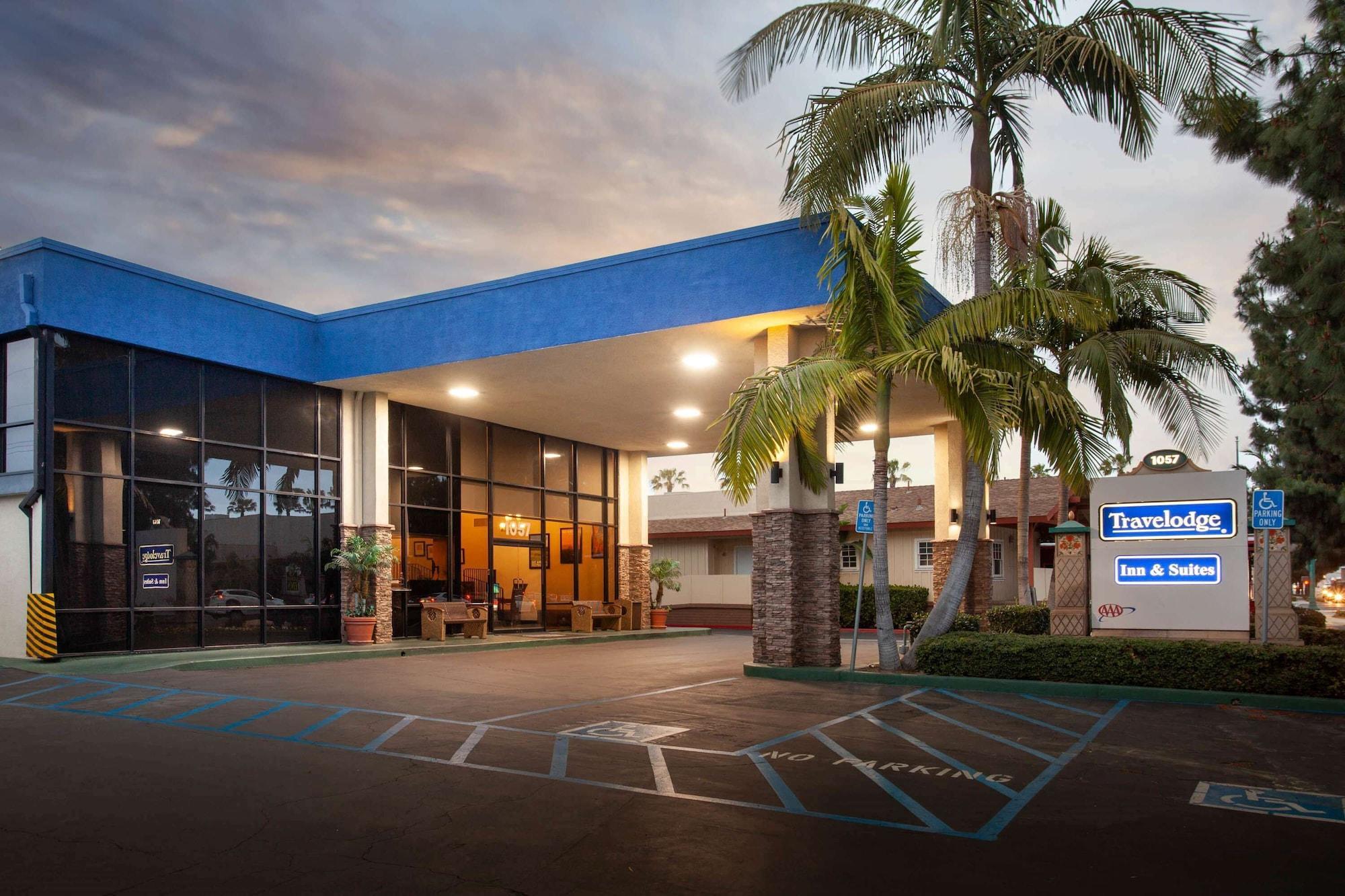 Vista Exterior Travelodge Inn & Suites by Wyndham Anaheim on Disneyland Dr