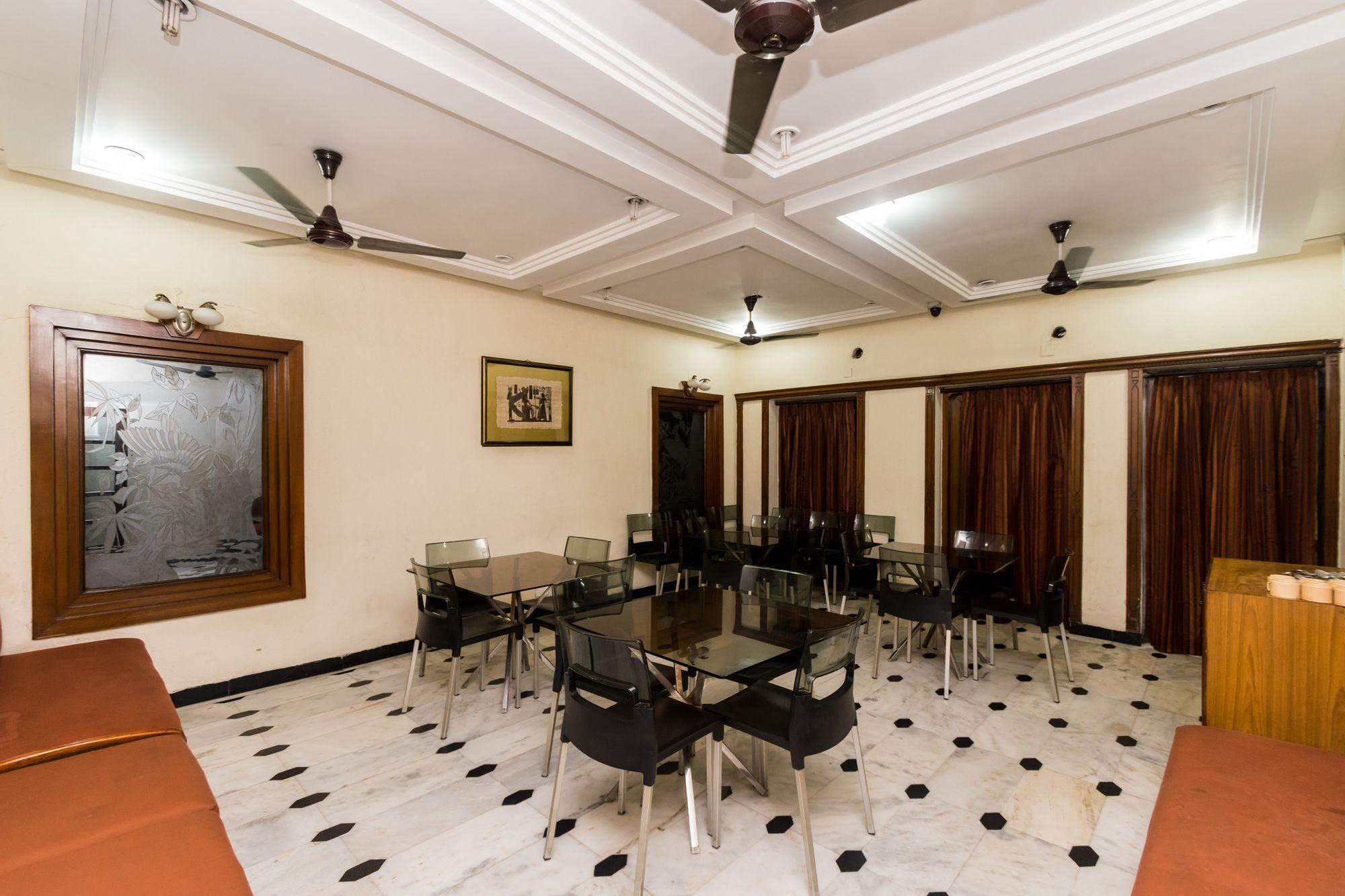 Restaurant OYO 4621 Hotel Camac Plaza