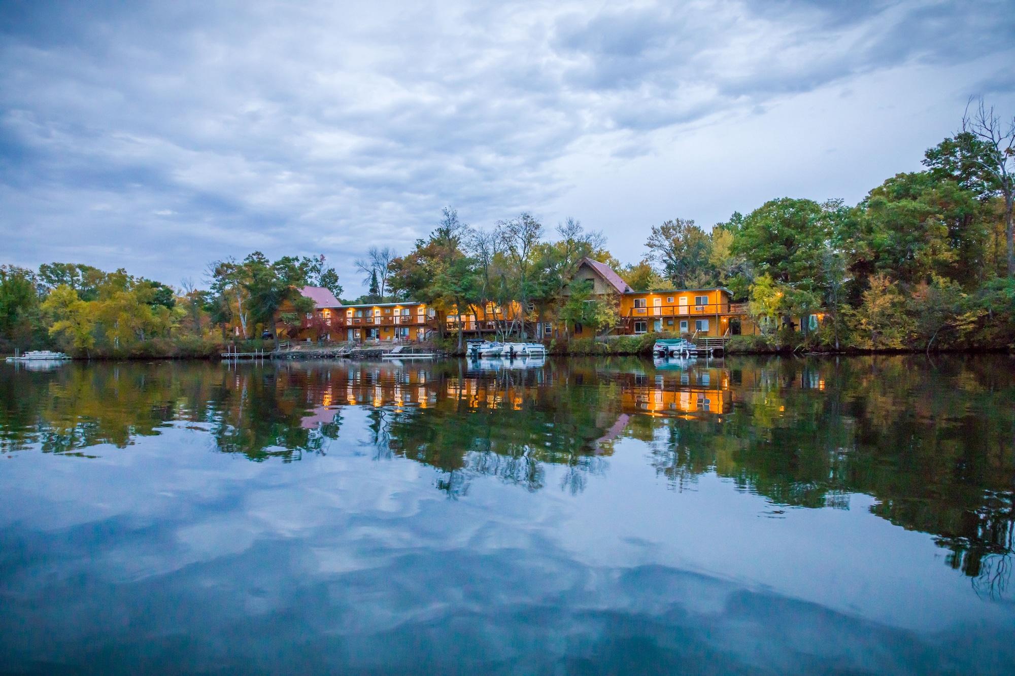 Varios Curriers Lakeview Lodge