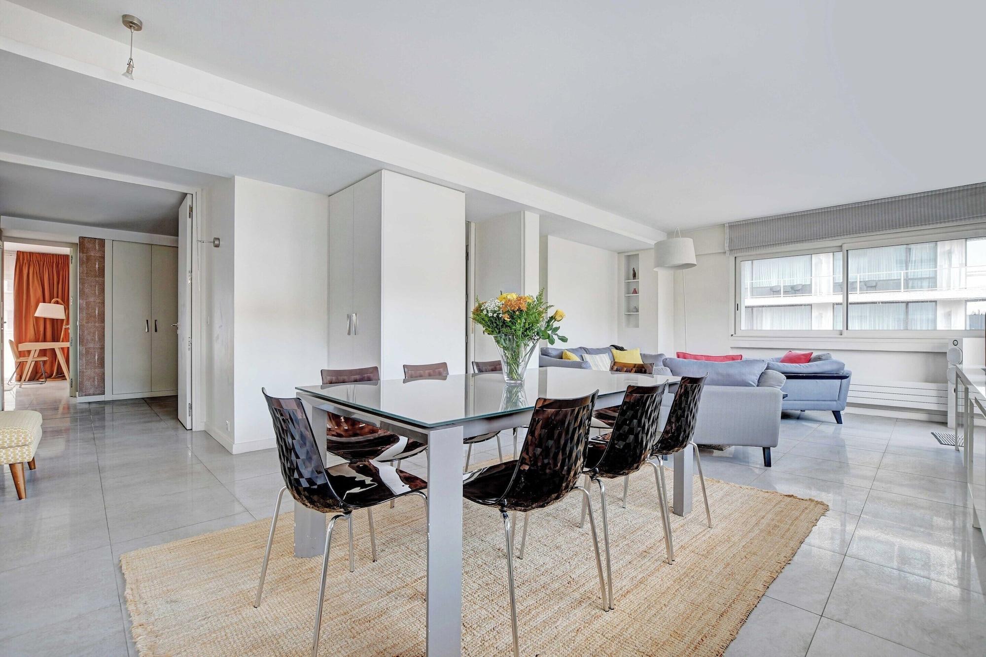 Restaurant Exceptional 3bdr/6p apt - View of the Eiffel Tower