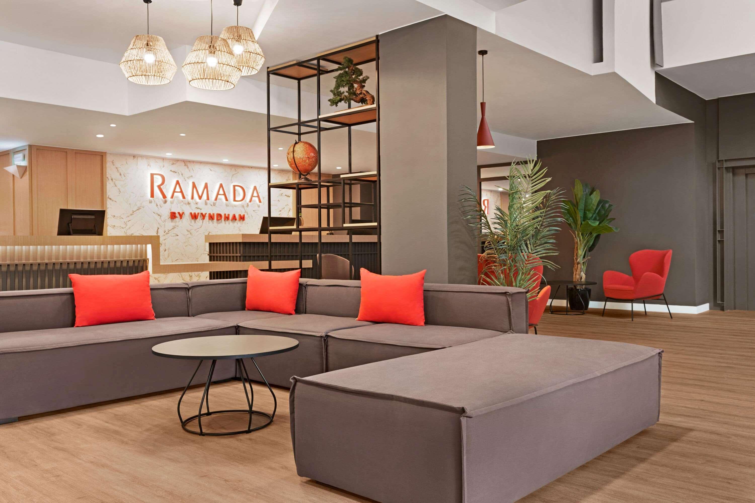 Vista Lobby Ramada by Wyndham Valencia Almussafes