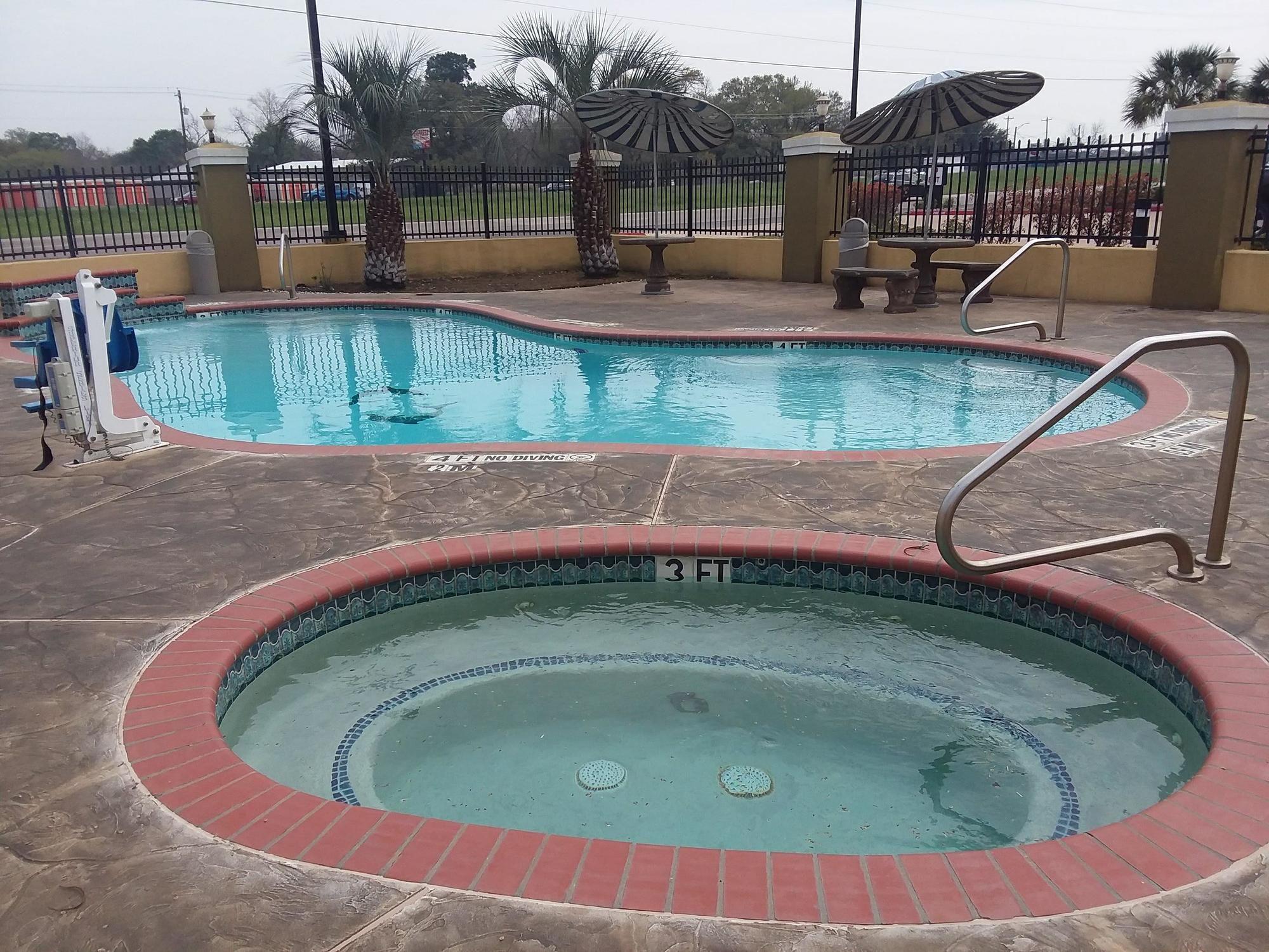 Vista Piscina SureStay Plus Hotel by Best Western Alvin