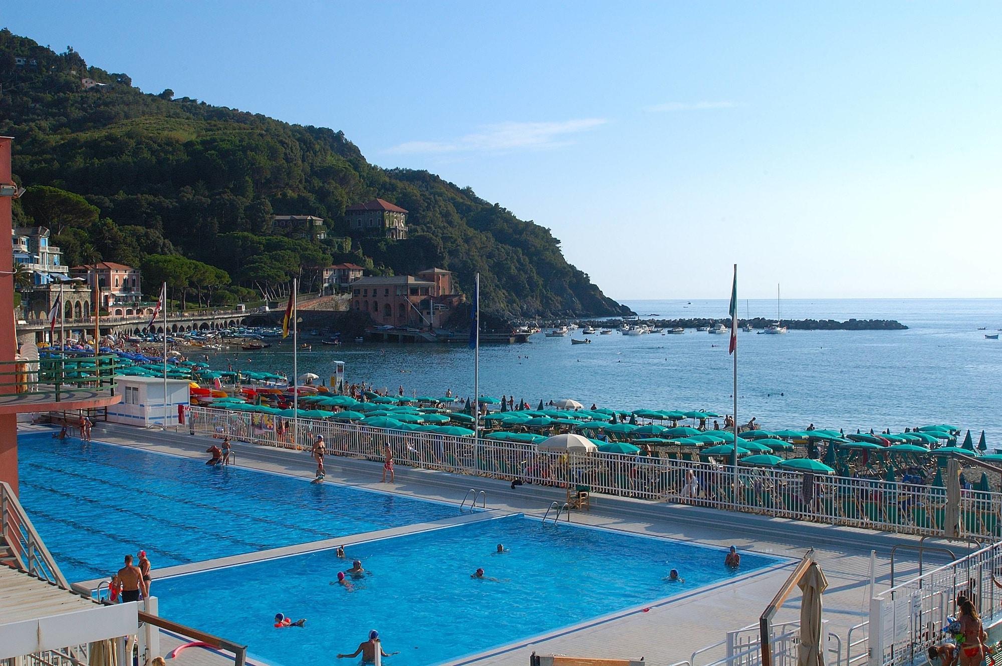 Vista Piscina La Perla Blu