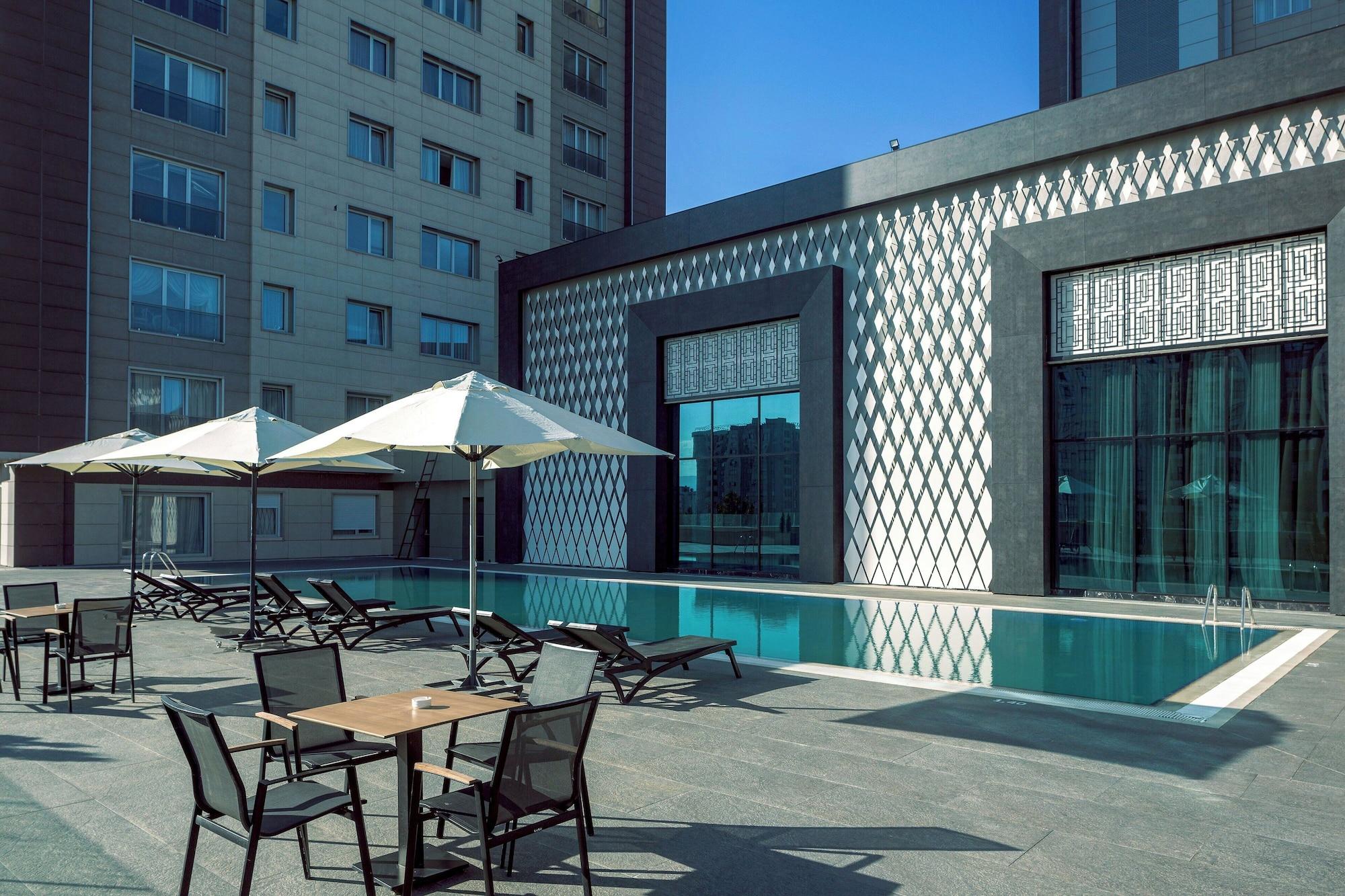 Vista Piscina Sheraton Bishkek