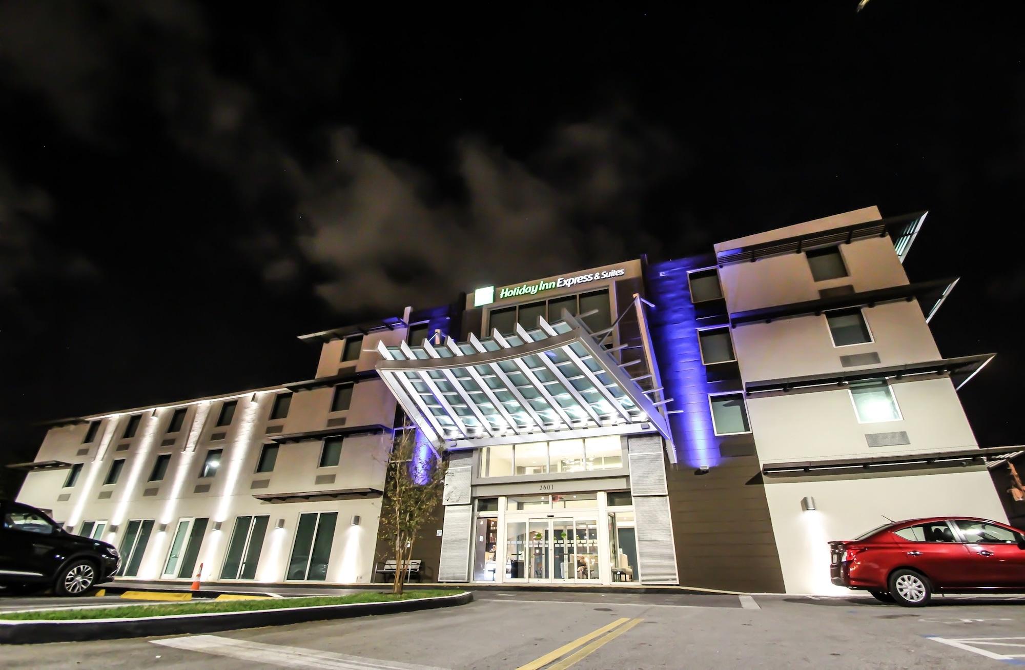 Vista Exterior Holiday Inn Express & Suites Miami Airport East by IHG