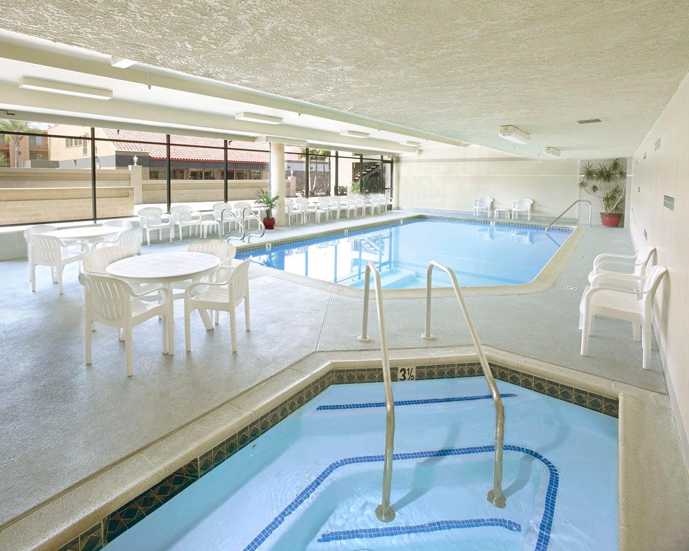 Vista da piscina Anaheim Desert Inn and Suites