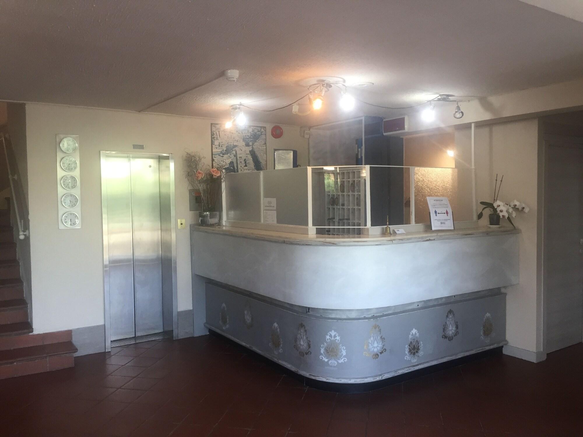 Varios Hotel  ONE