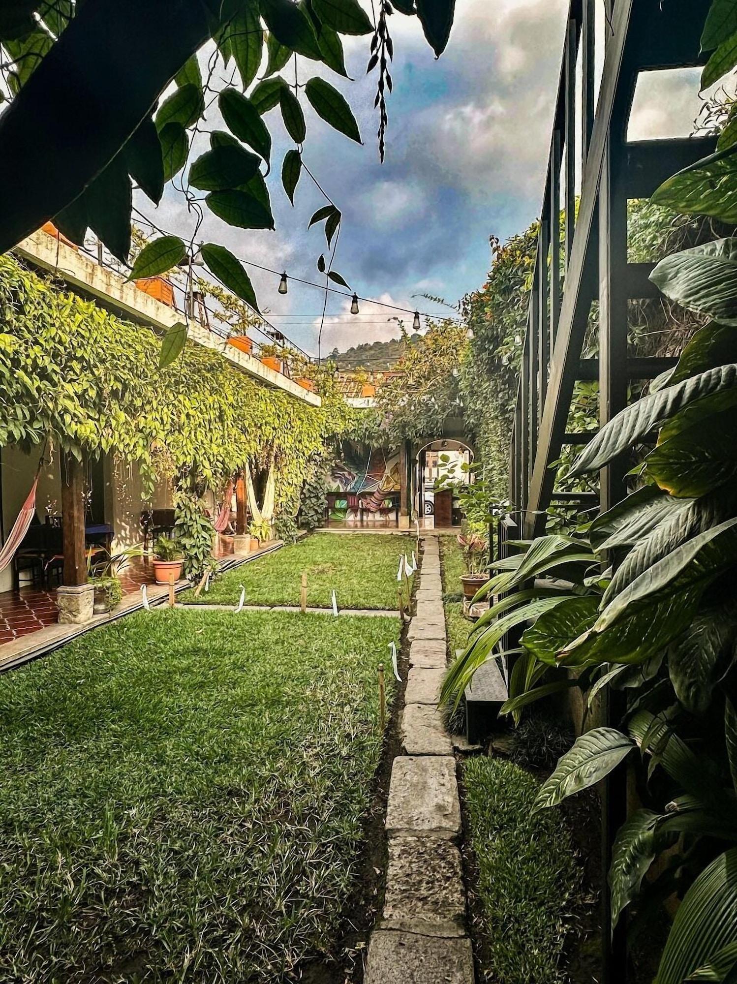Varios Tzunun Hostel
