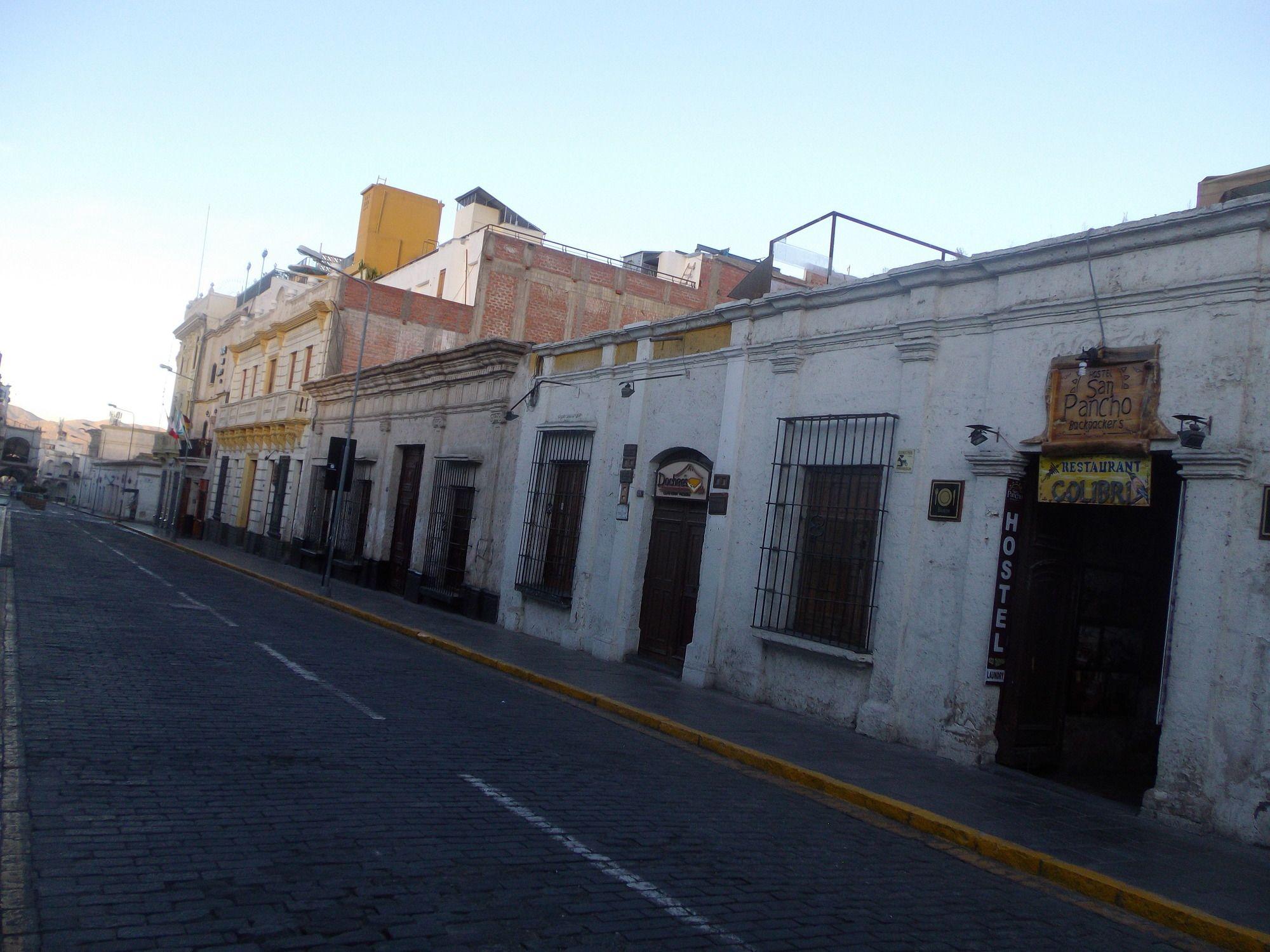 Vista da fachada Hostal San Pancho