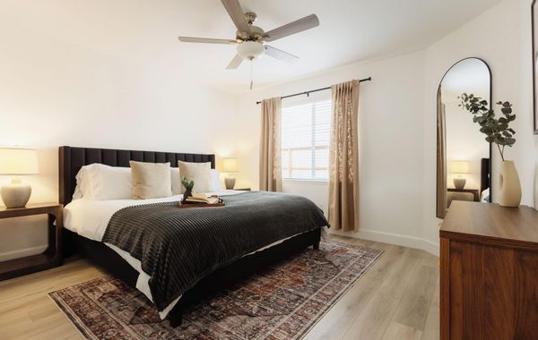 "NEW" Upscale Retreat, 65" TV, Netflix, Patio, Mtn Views, 5 Min to UNR/Hwy 395
