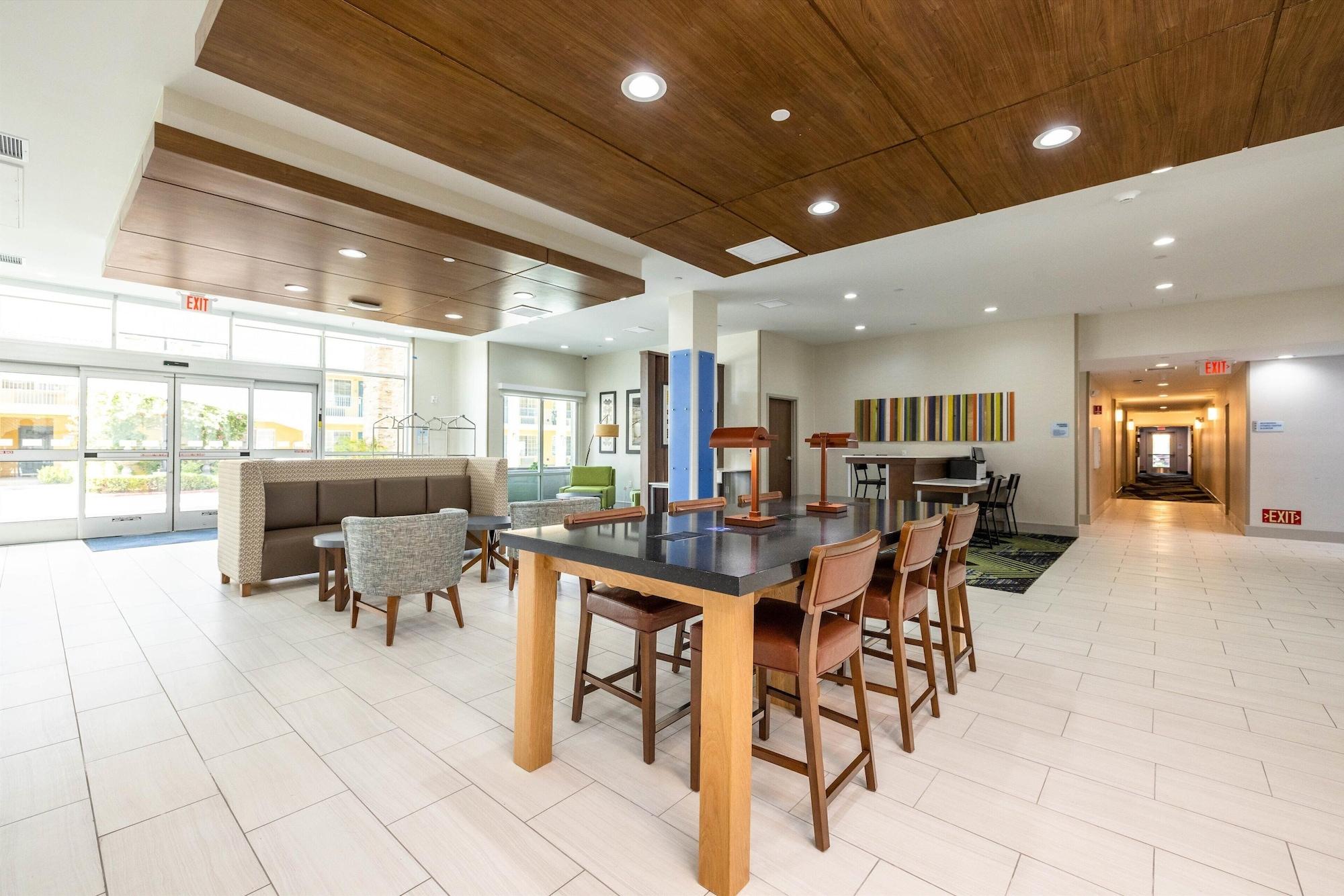 Vista Lobby Holiday Inn Express & Suites San Jose Silicon Valley by IHG
