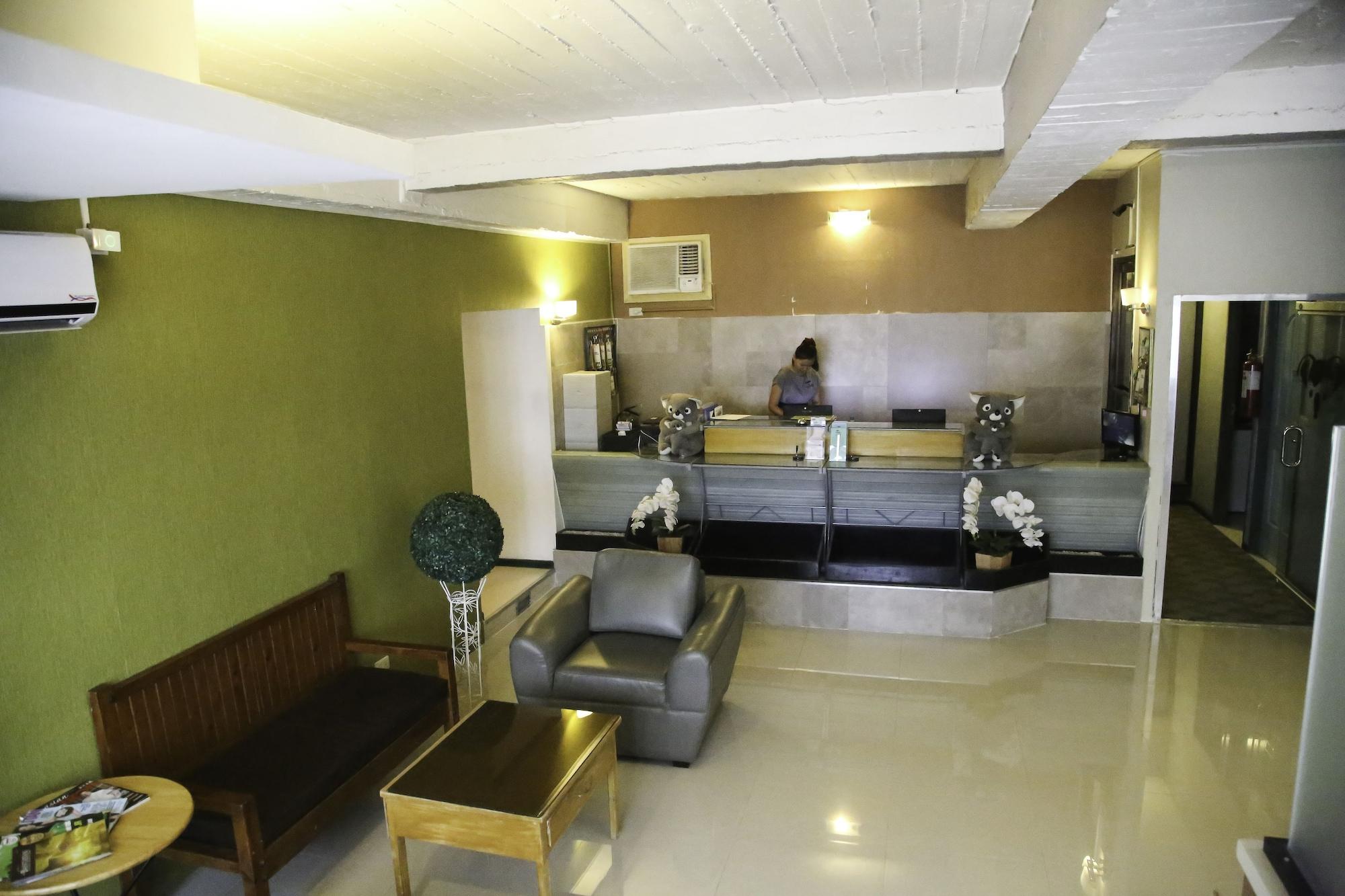 Varios Quoalla Hotel Makati
