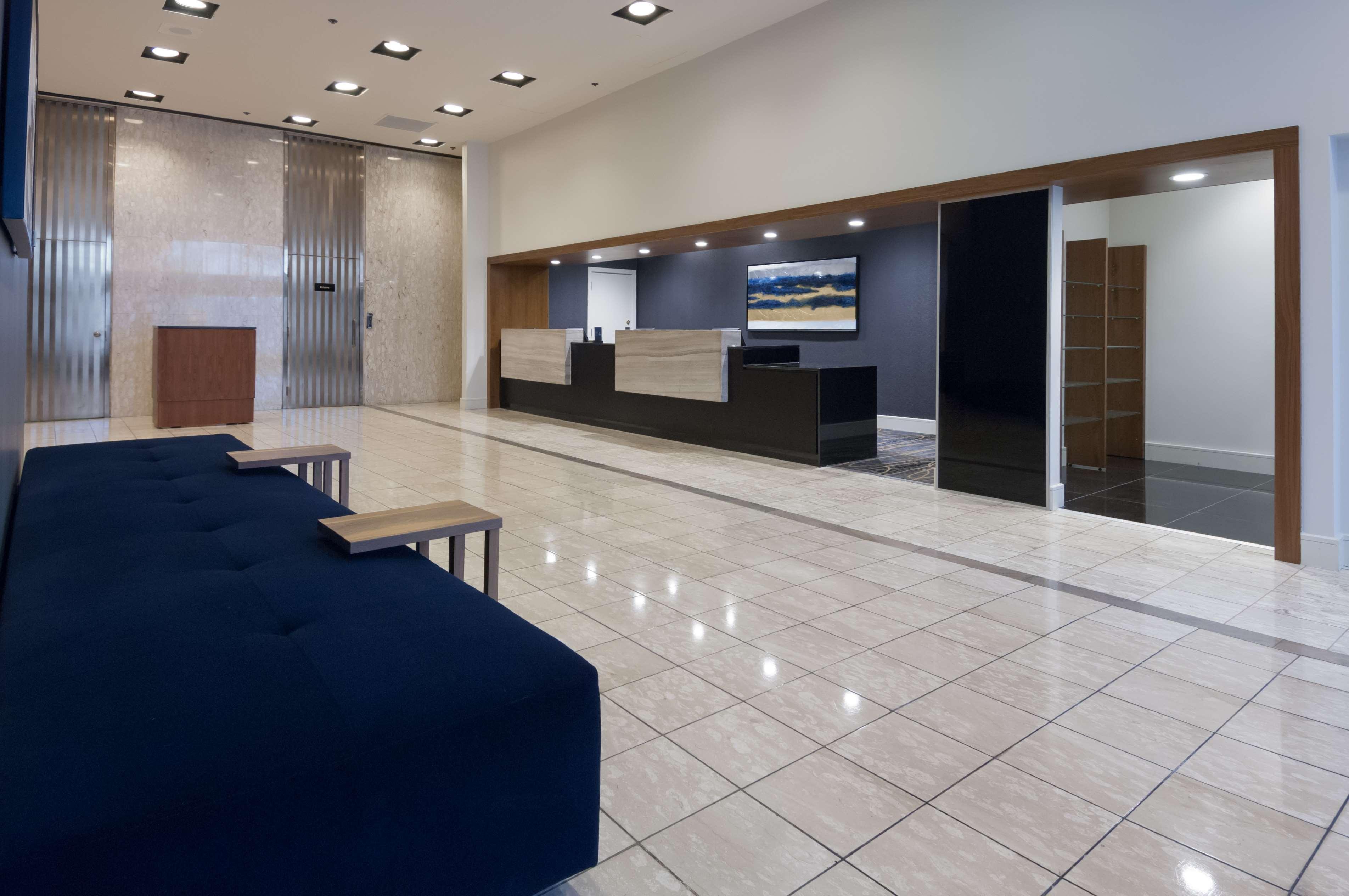 Vista Lobby DoubleTree by Hilton Hotel London Ontario