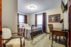 Alquiler Vacacional - Updated 3-bedroom duplex, overlooking picturesque Village of New Glarus.