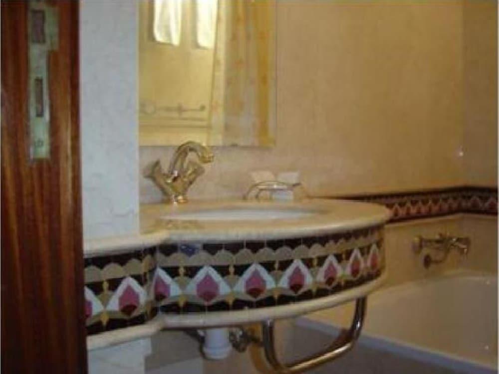 Set de Habitación Hotel Zahrat Al Jabal