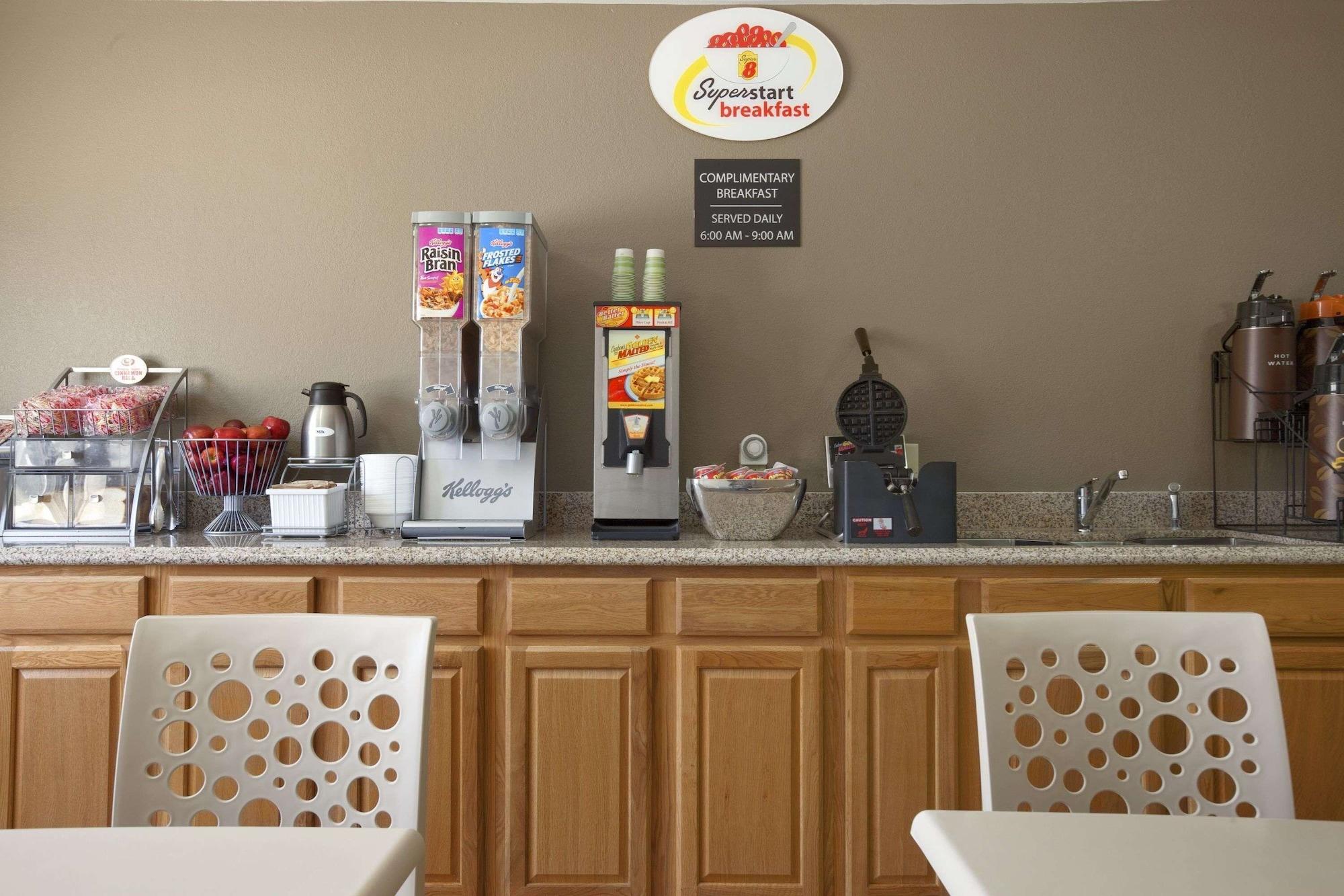 Restaurant Super 8 by Wyndham Fremont NE