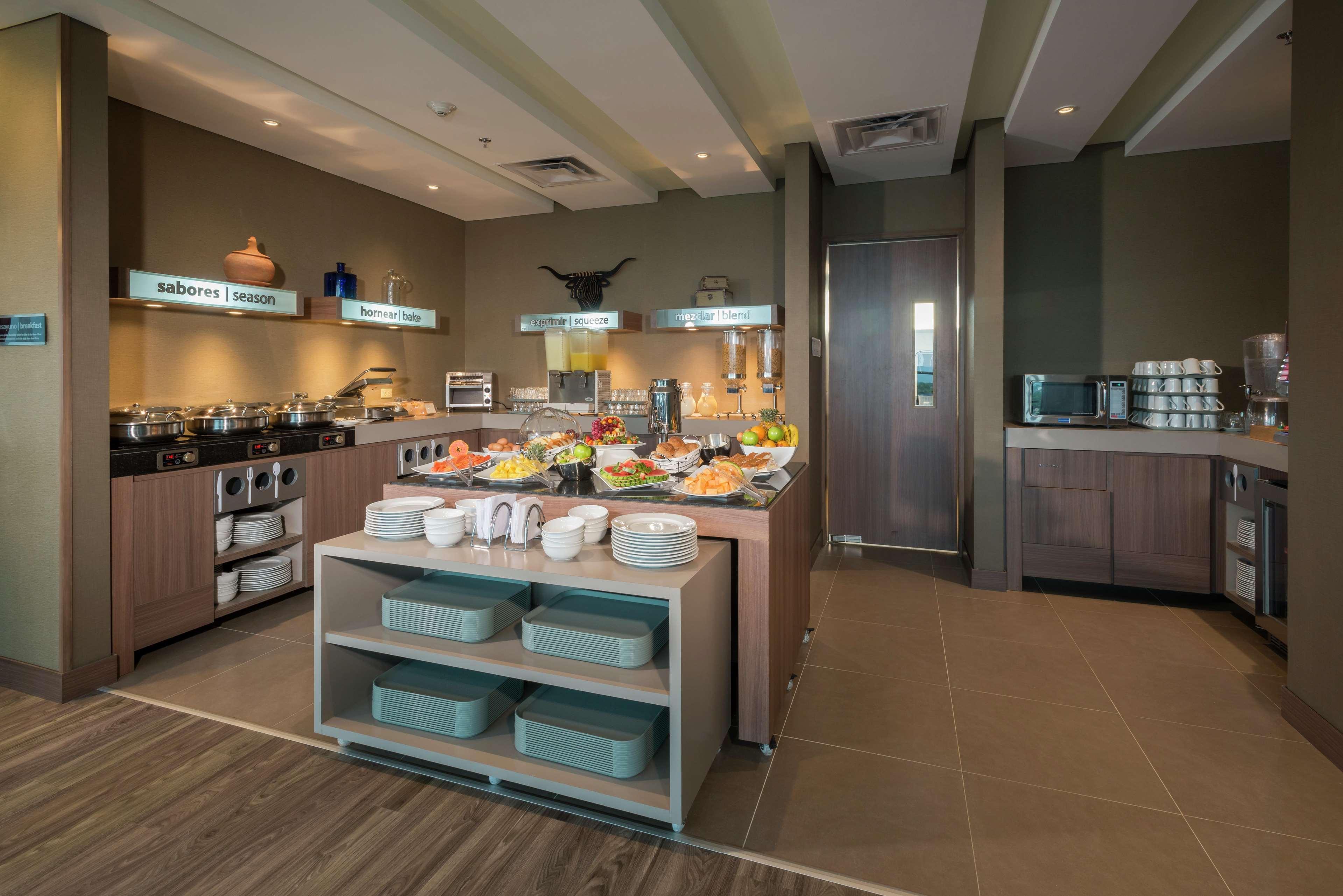 Restaurant Hampton by Hilton Yopal