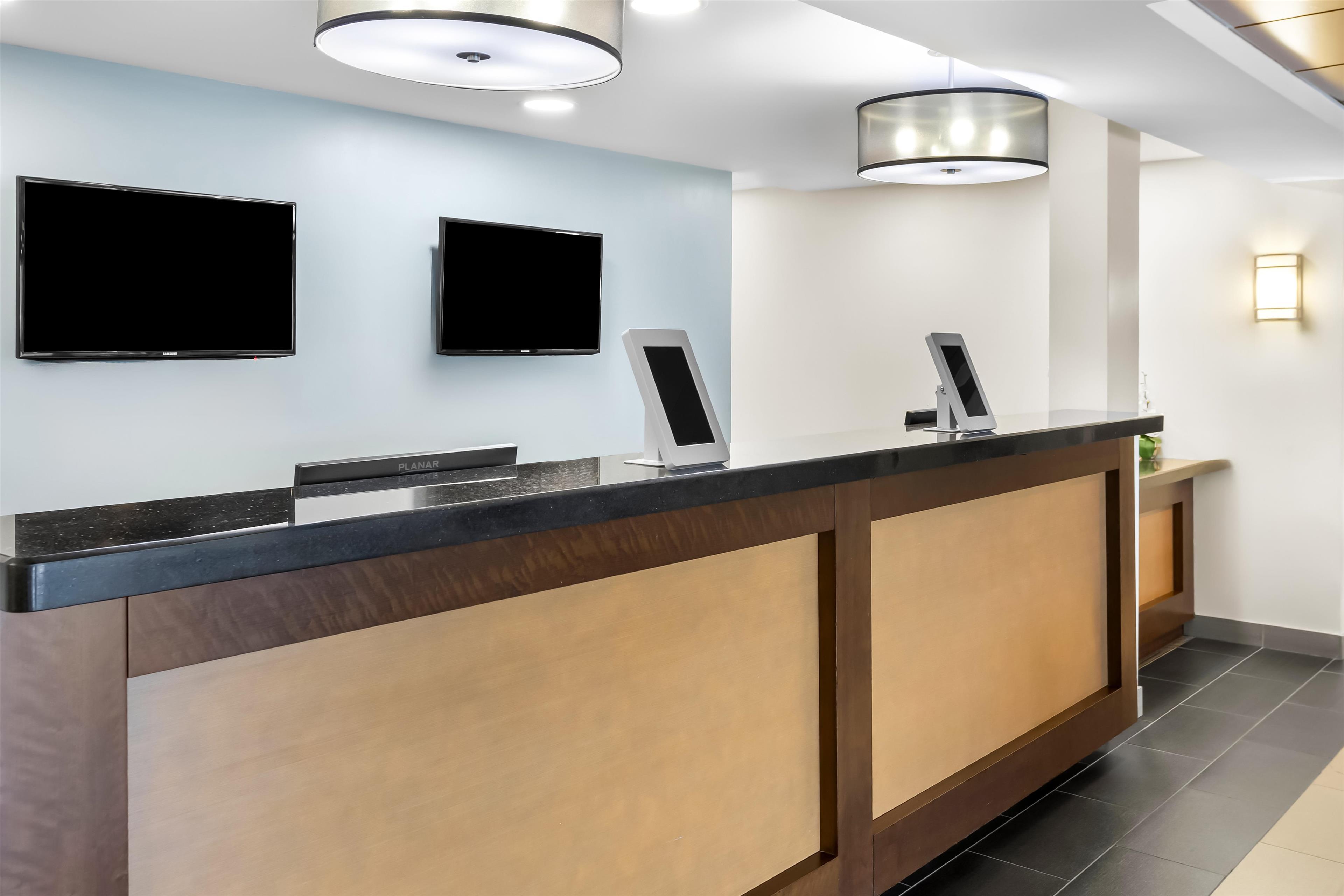 Vista Lobby Best Western Thompson Hotel & Suites