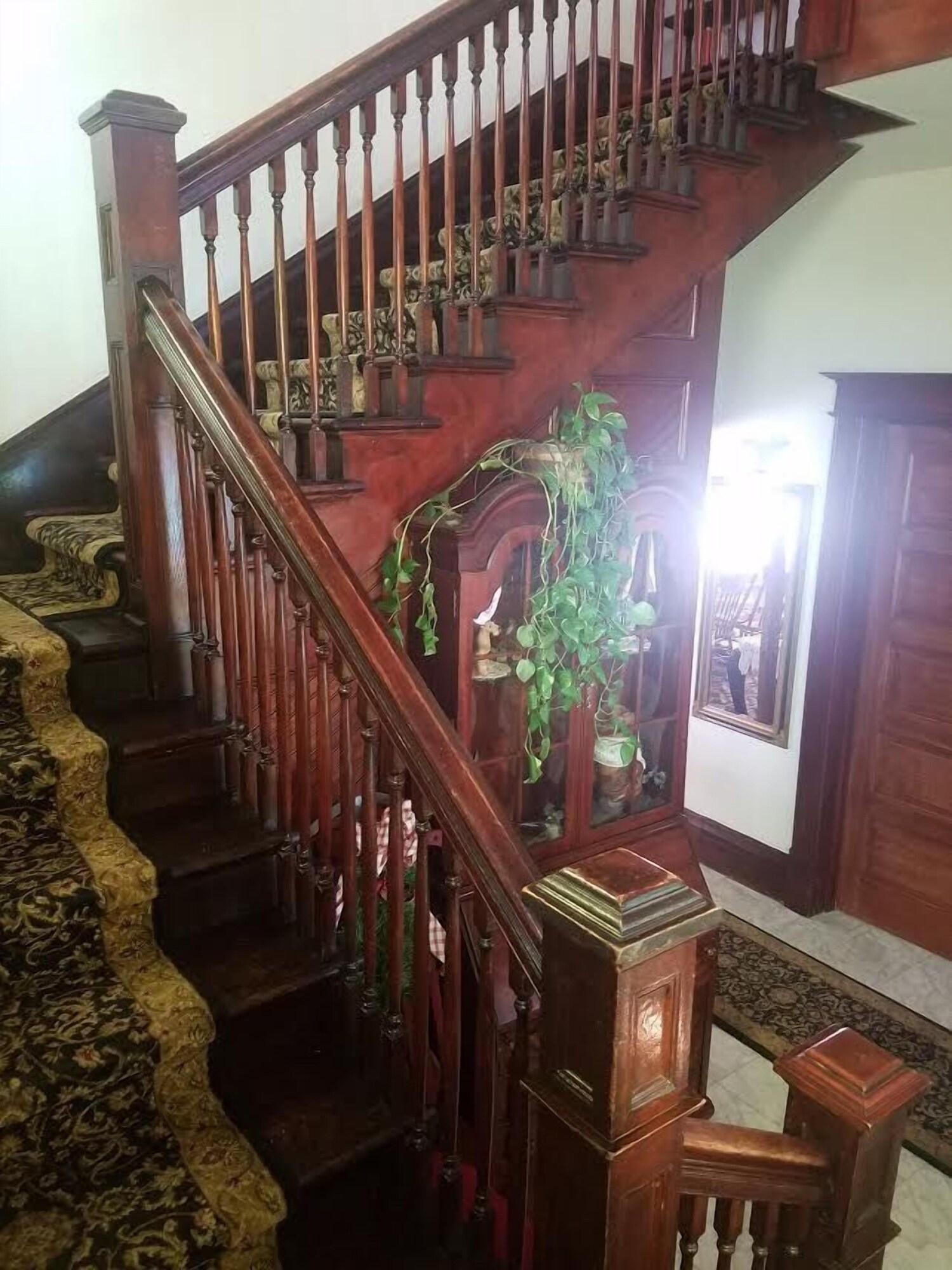 Vista Lobby Spurs n Lace Bed & Breakfast Inn