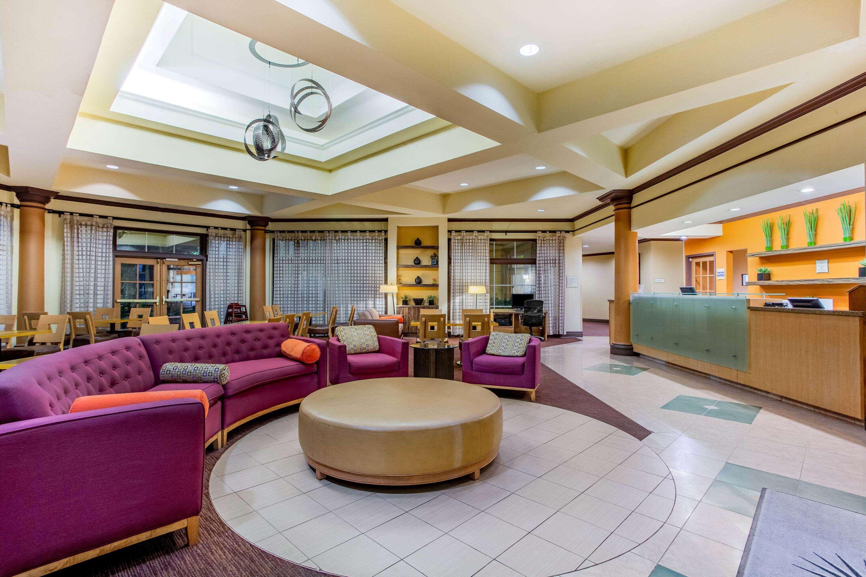 Vista Lobby La Quinta Inn & Suites by Wyndham Raleigh/Durham Southpoint