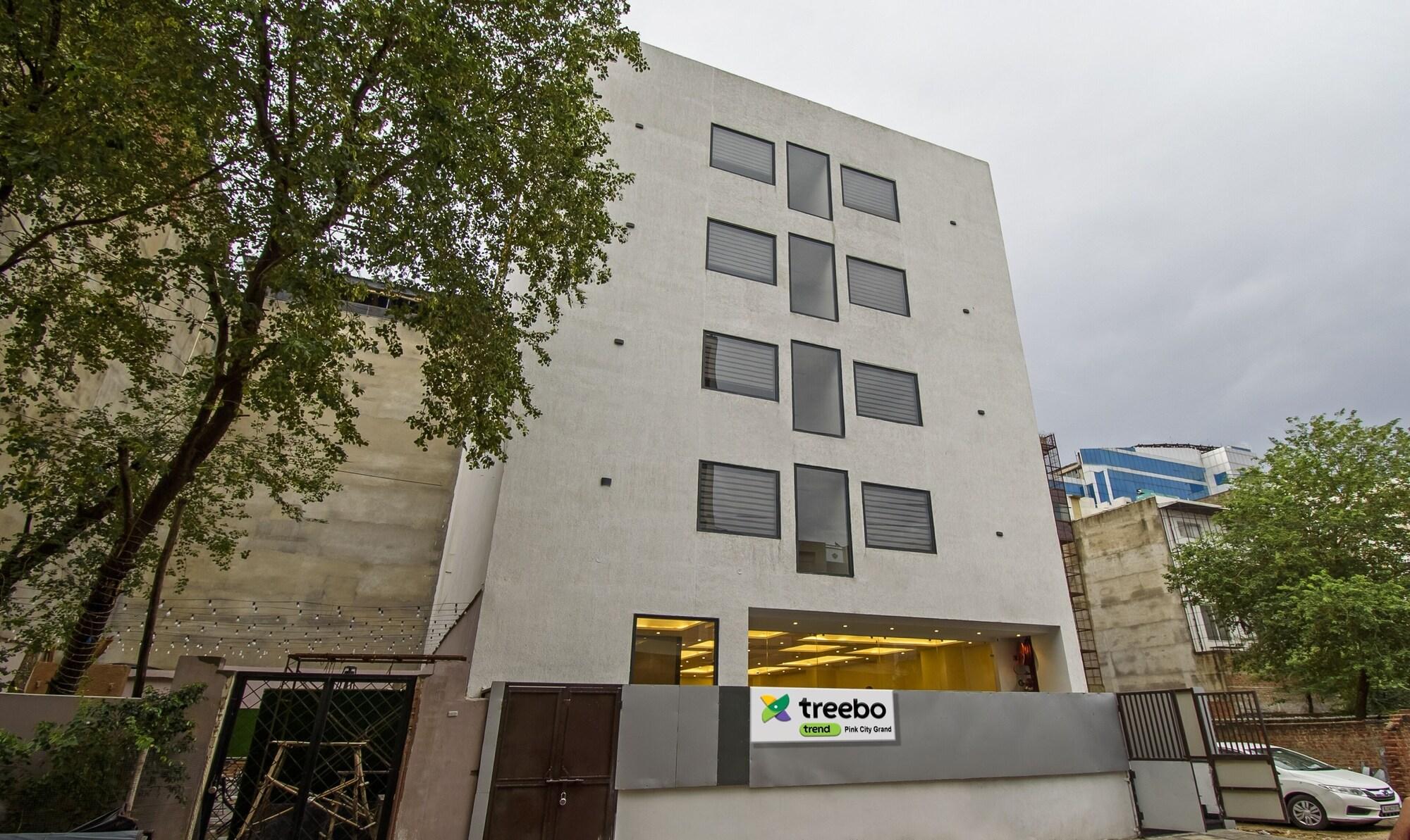 Vista Exterior Treebo Pink City Grand