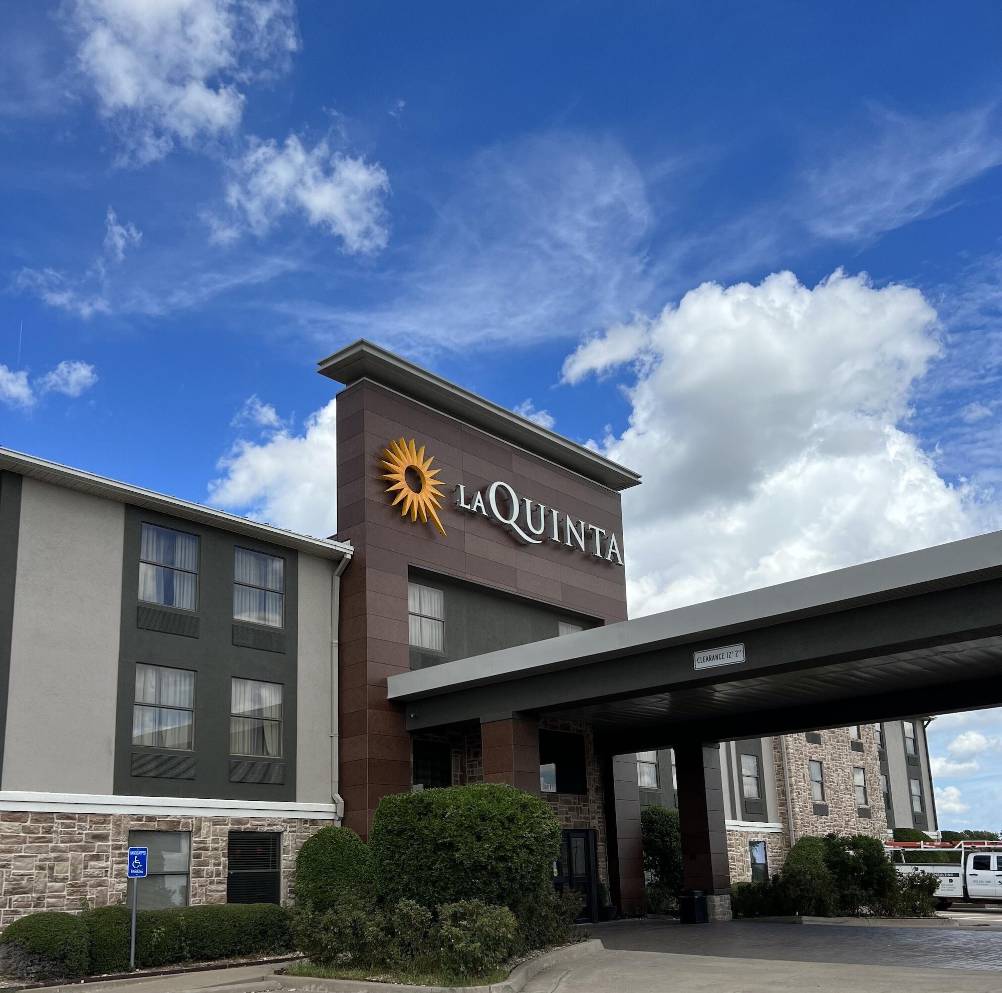 Vista Exterior La Quinta Inn & Suites by Wyndham Denison - N. Lake Texoma