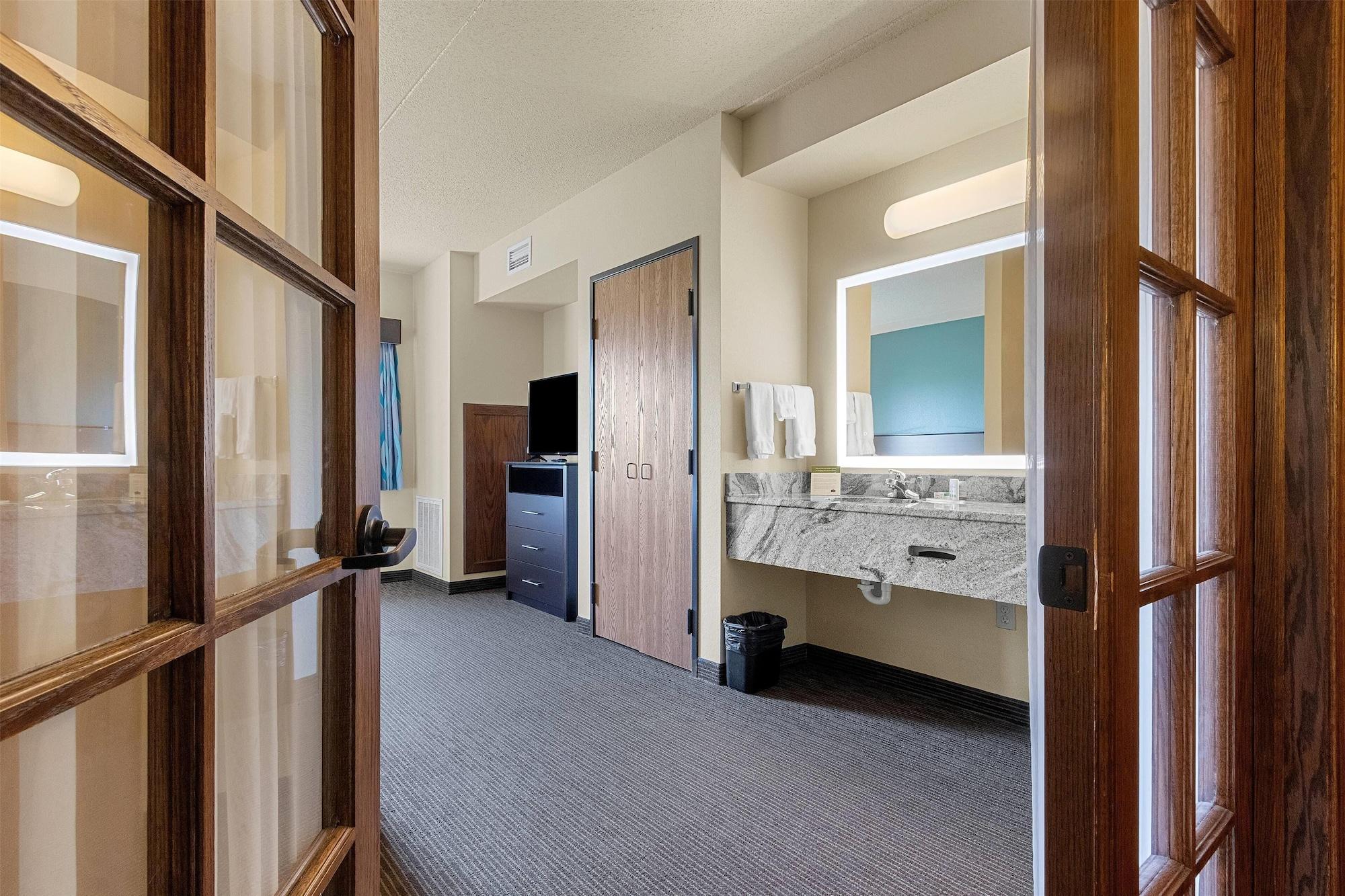 Habitación AmericInn by Wyndham Green Bay East