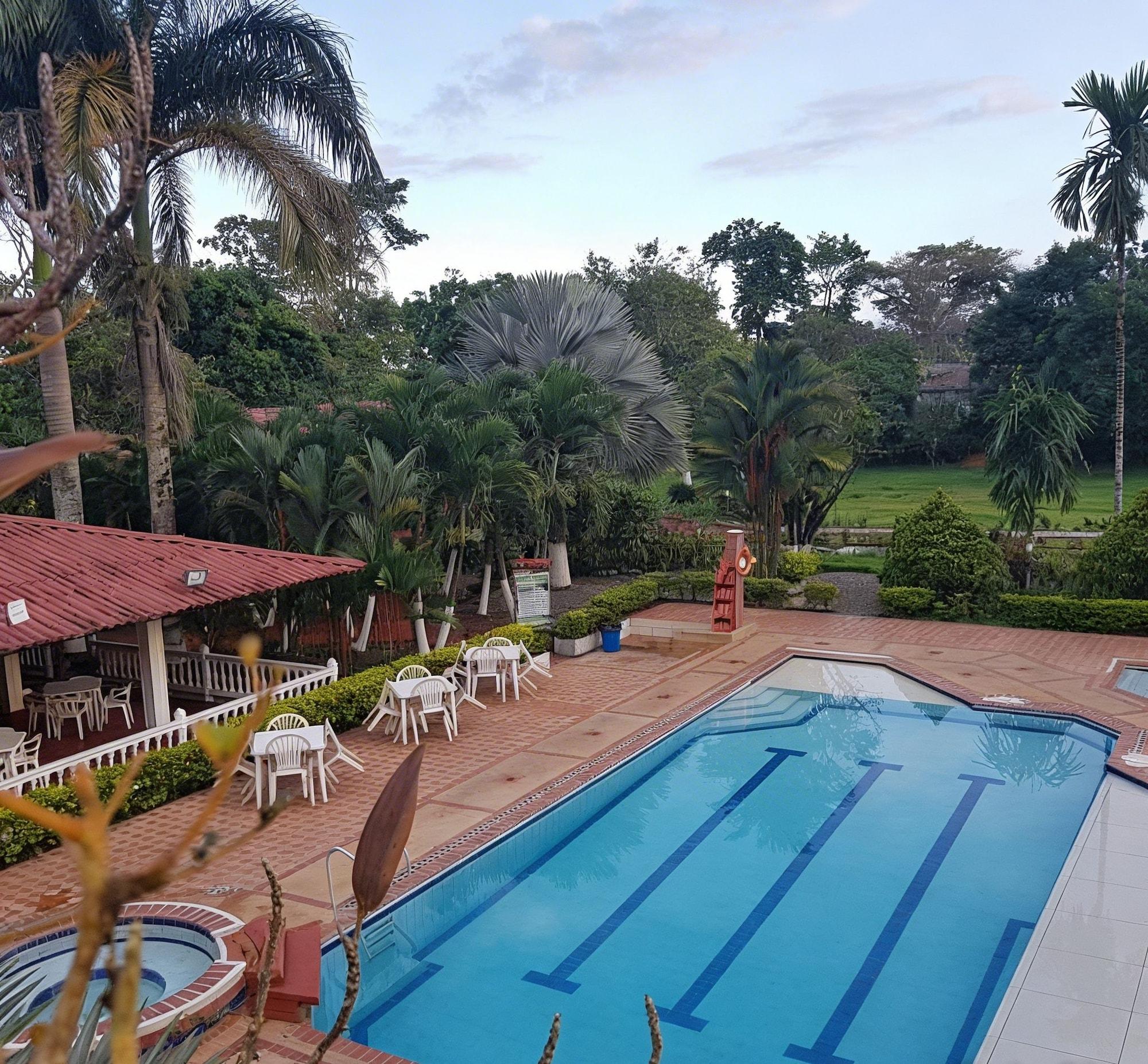 Vista Piscina VILLA VICTORIA