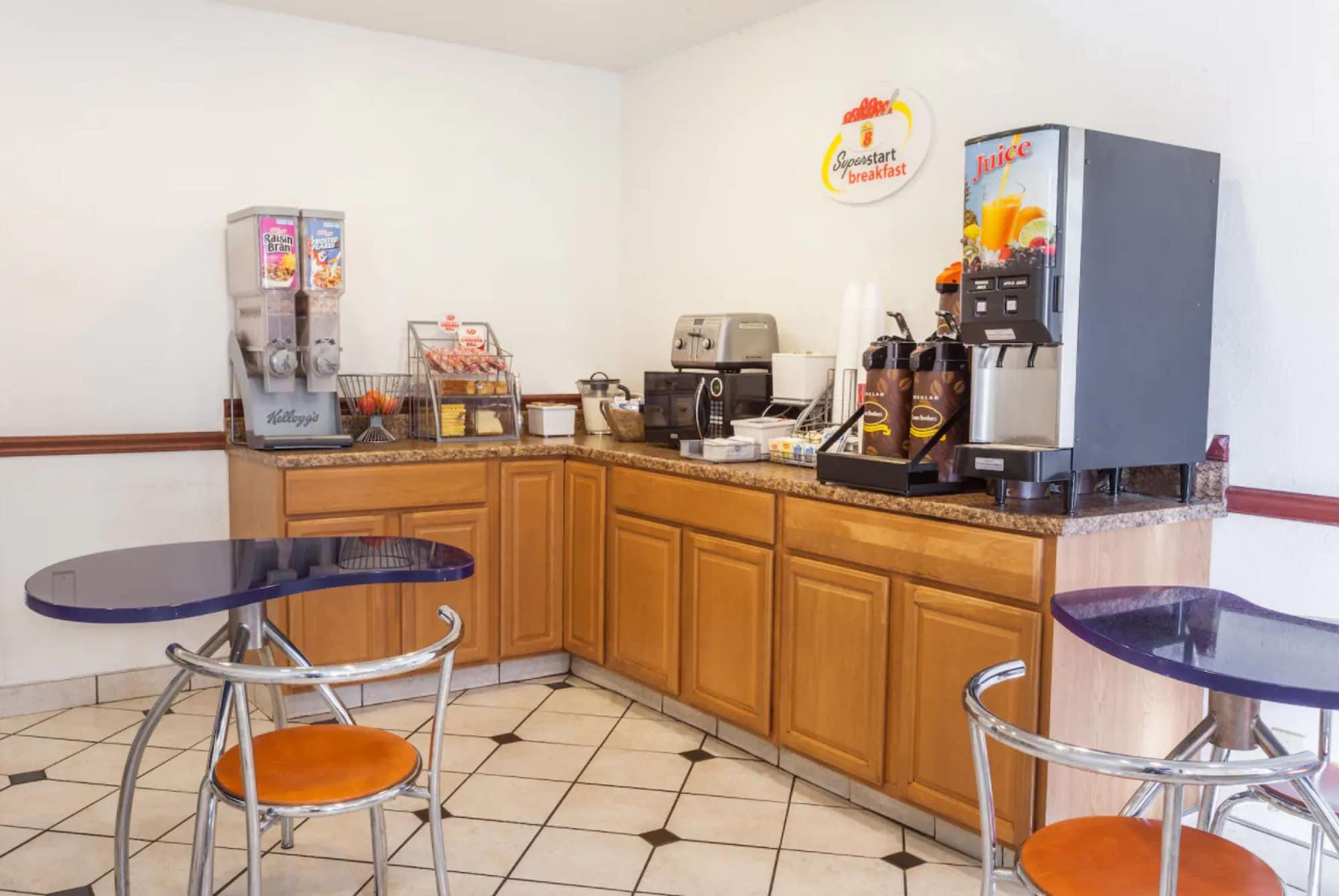 Restaurant Super 8 by Wyndham Winchester VA