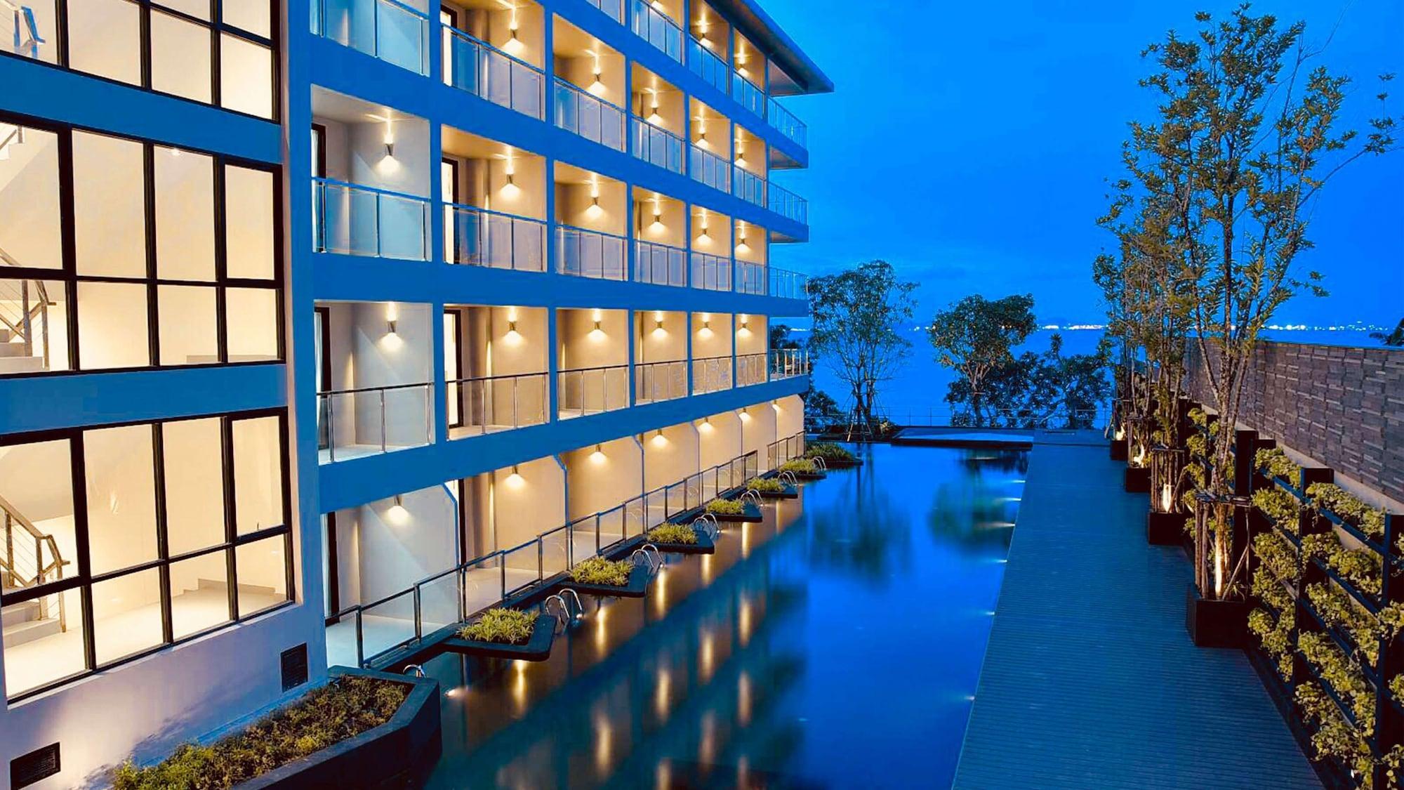 Varios Golden Tulip Pattaya Beach Resort