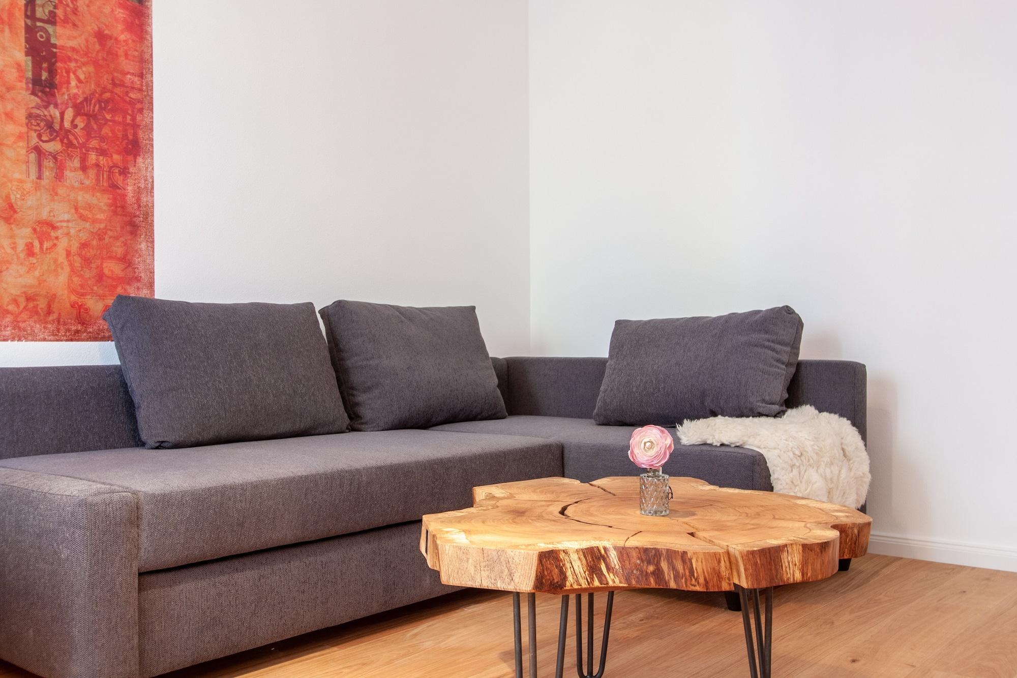 Equipamiento de Habitación Massive Wooden Furniture in Central Stay